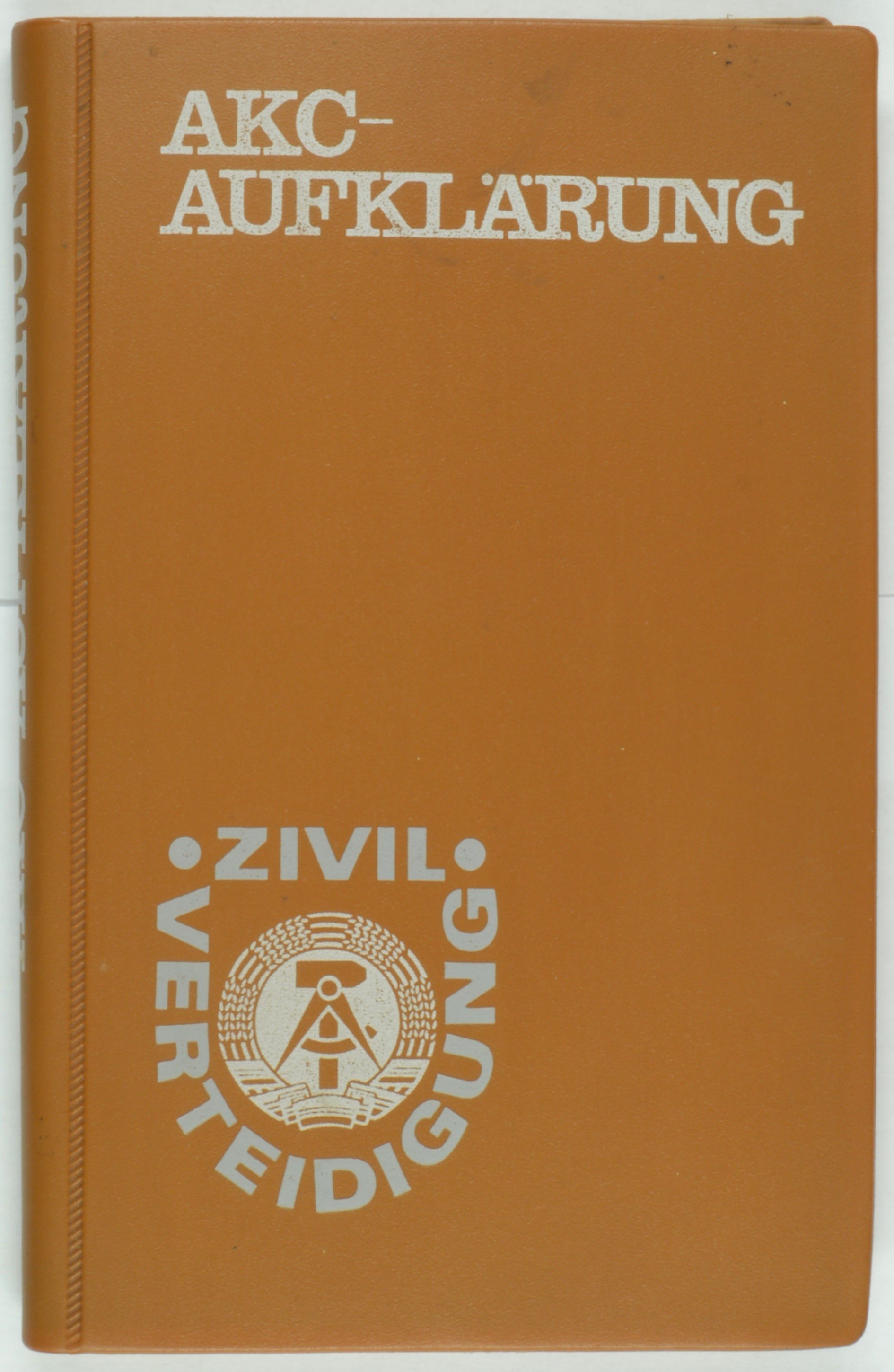 Buch "AKC-Aufklärung Zivilverteidigung" (DDR Geschichtsmuseum im Dokumentationszentrum Perleberg CC BY-SA)