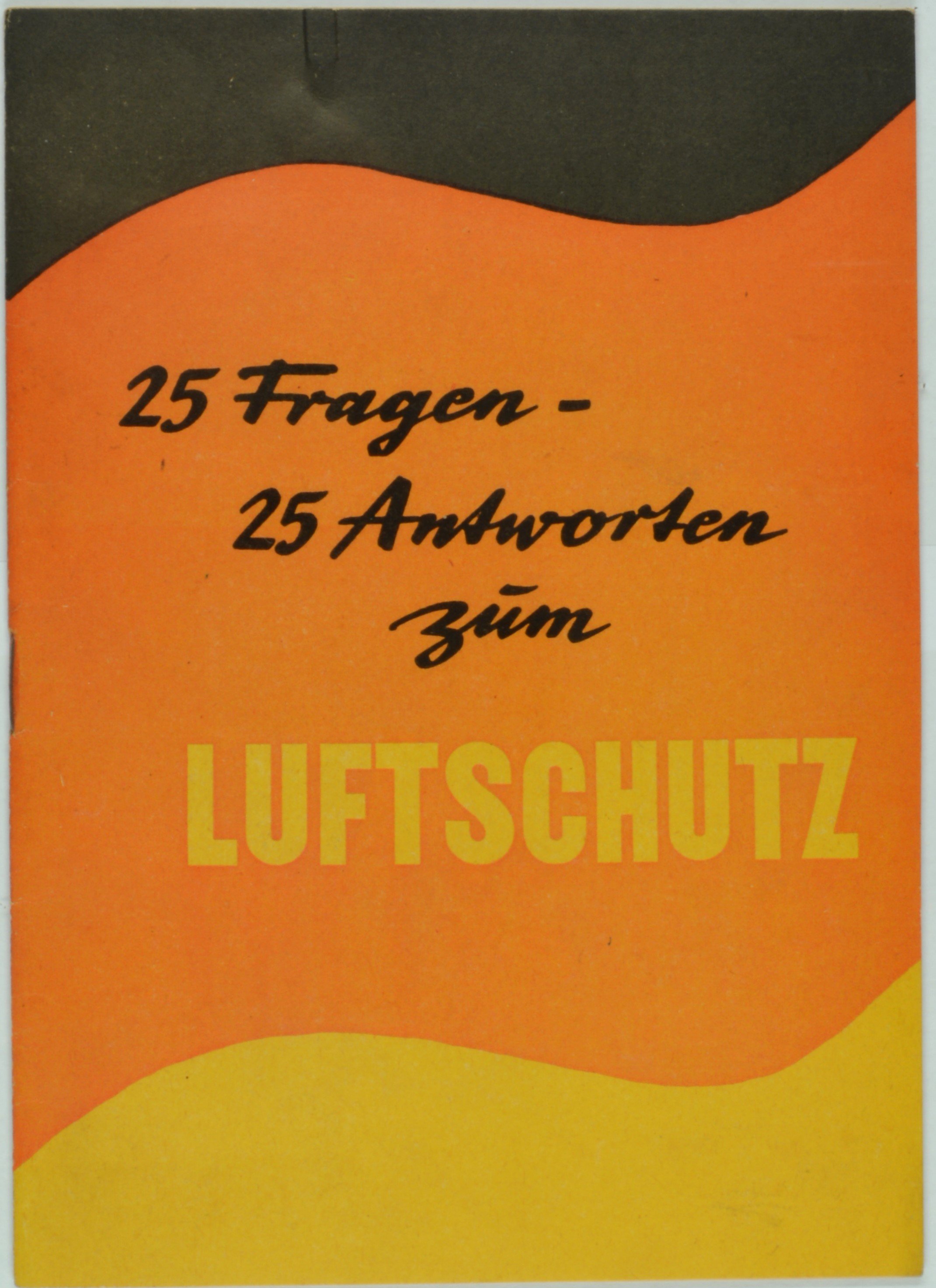 Broschüre "25 Fragen - 25 Antworten zum Luftschutz" (DDR Geschichtsmuseum im Dokumentationszentrum Perleberg CC BY-SA)