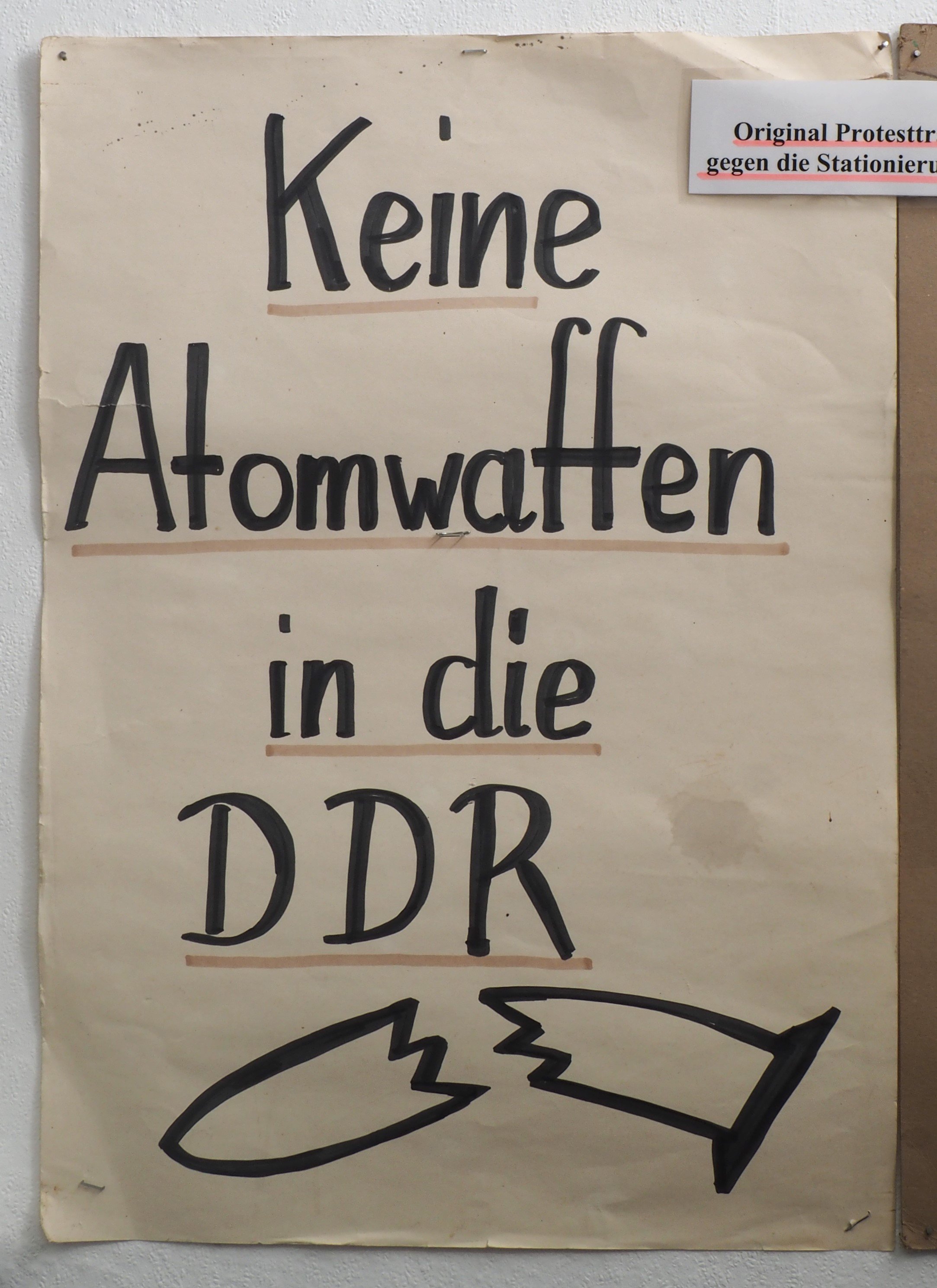Plakat: "Keine Atomwaffen in die DDR" (DDR Geschichtsmuseum im Dokumentationszentrum Perleberg CC BY-SA)