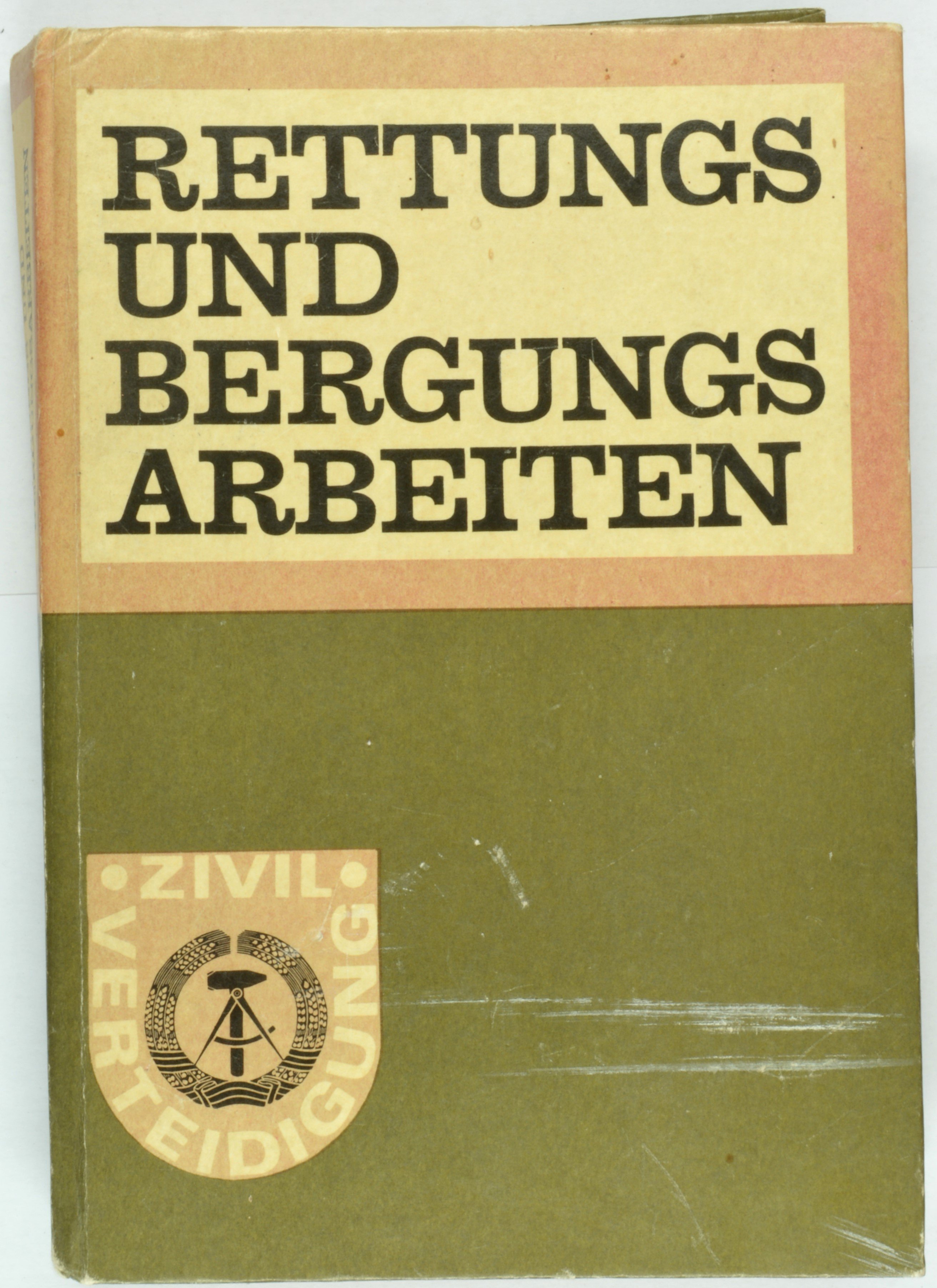 Buch: Rettungs- und Bergungsarbeiten (Lehrbuch der Zivilverteidigung) (DDR Geschichtsmuseum im Dokumentationszentrum Perleberg CC BY-SA)