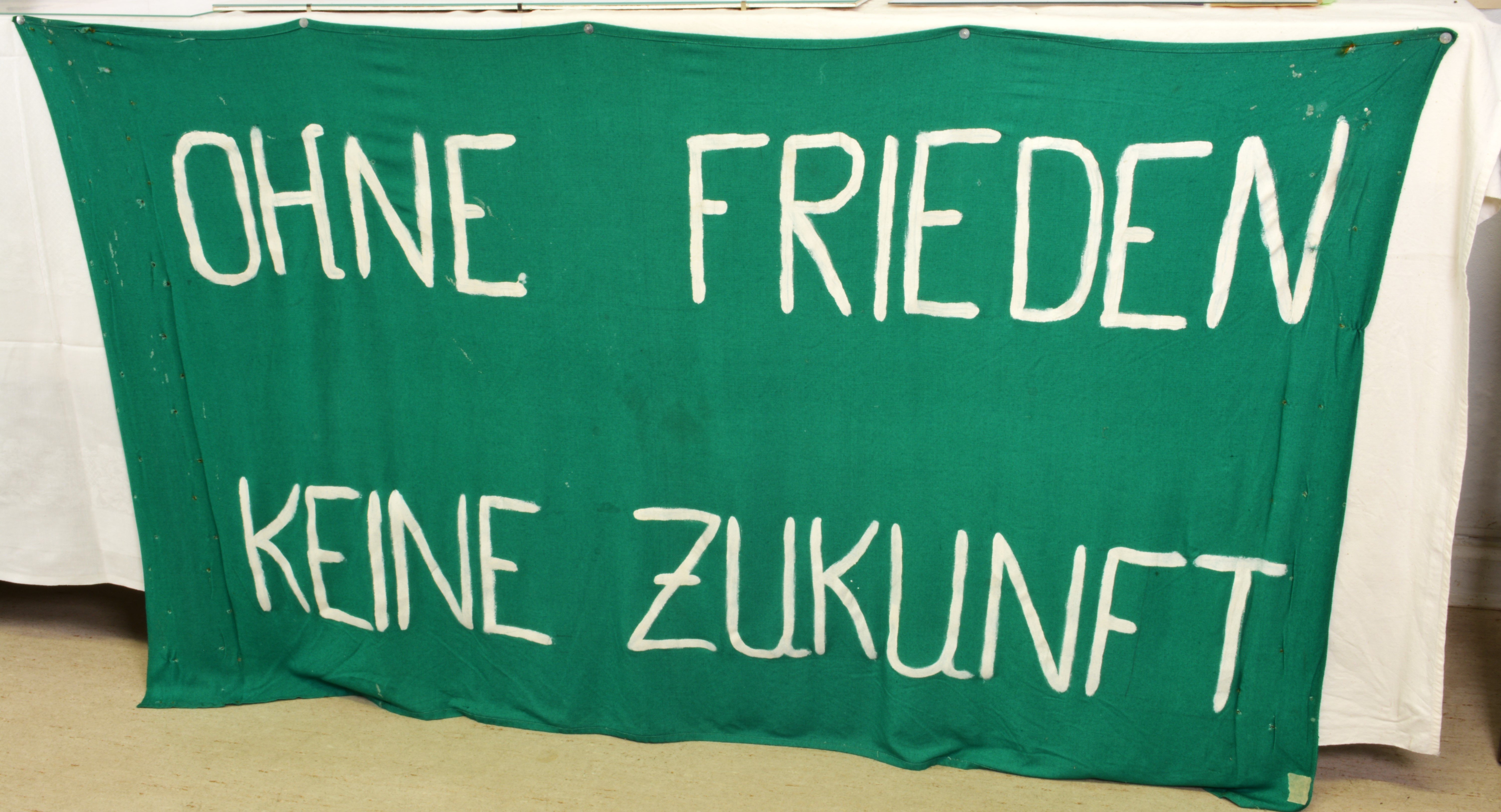 Transparent: "Ohne Frieden keine Zukunft" (DDR Geschichtsmuseum im Dokumentationszentrum Perleberg CC BY-SA)