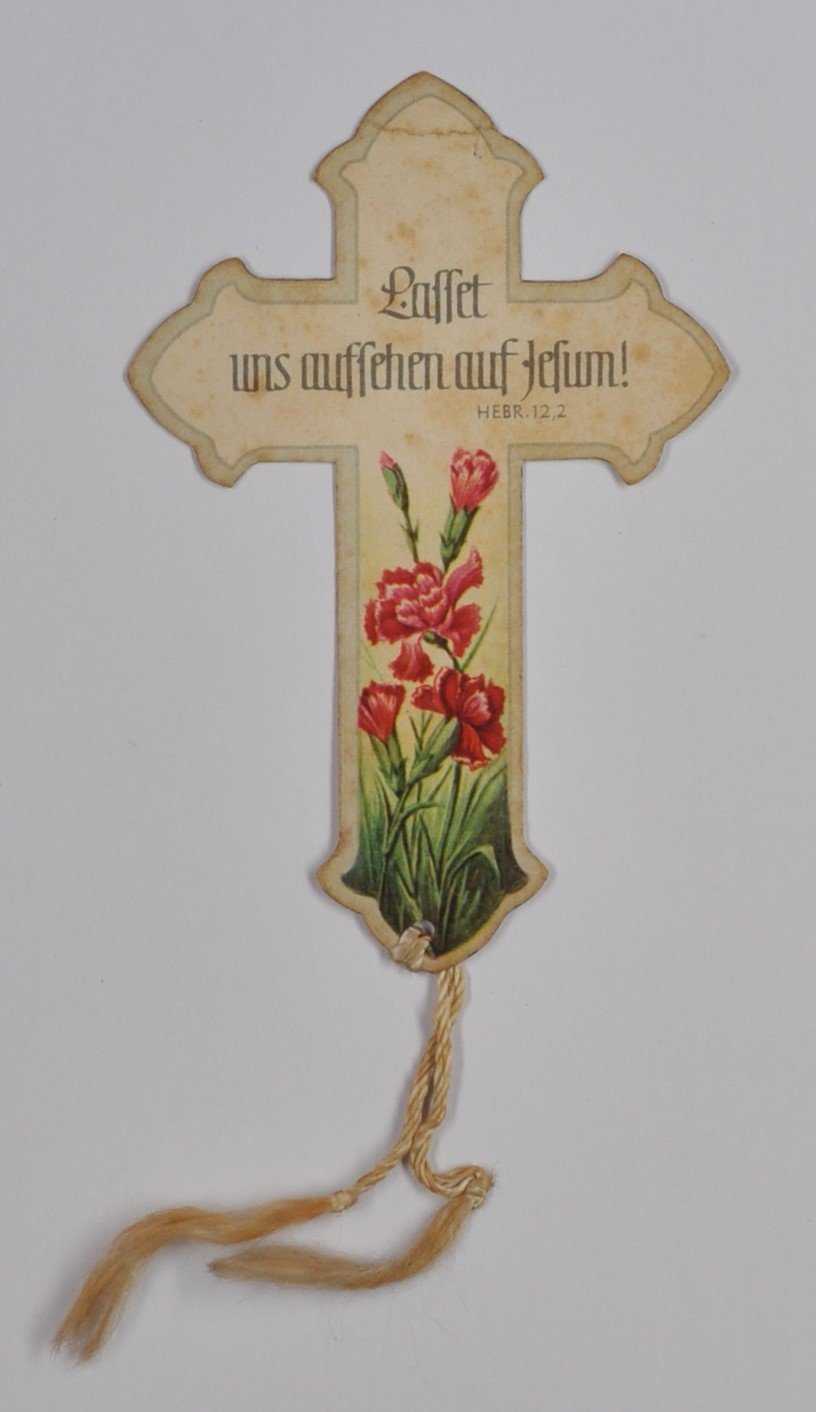 Lesezeichen in Form eines Kruzifix mit Blumenverzierung (DDR Geschichtsmuseum im Dokumentationszentrum Perleberg CC BY-SA)