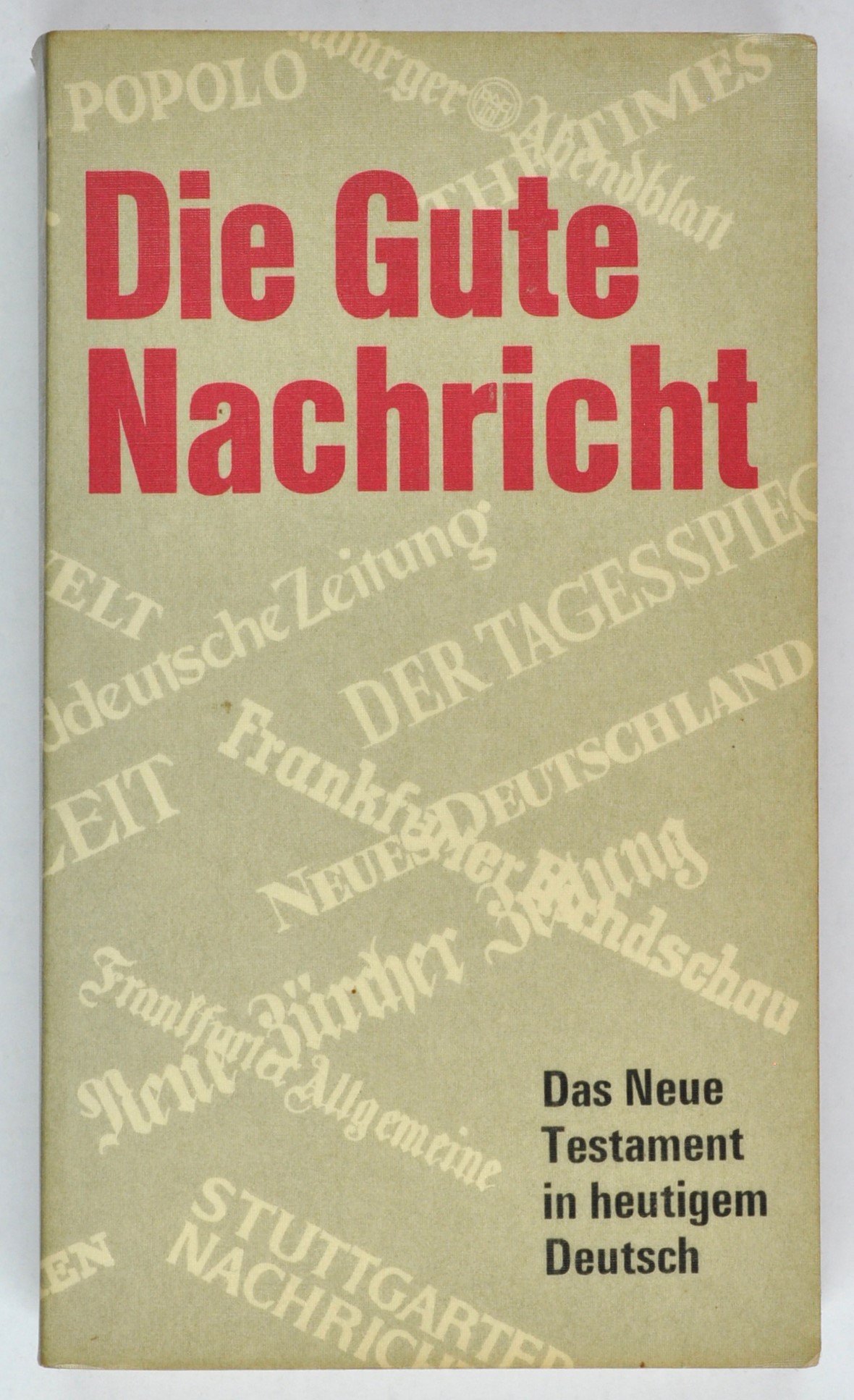 Buch: "Die Gute Nachricht". Das Neue Testament in heutigem Deutsch, Stuttgart 1971 (DDR Geschichtsmuseum im Dokumentationszentrum Perleberg CC BY-SA)