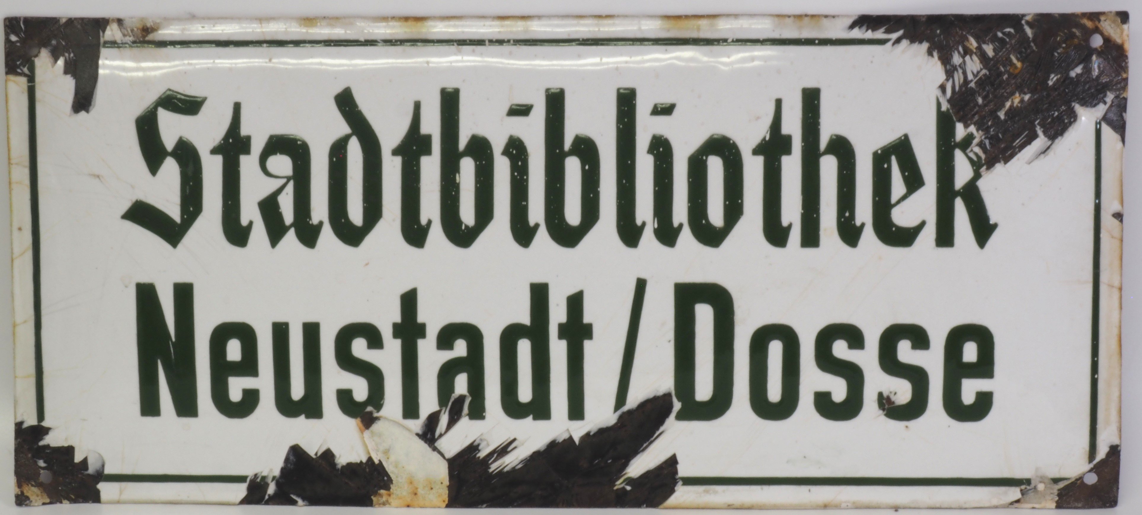 Schild: Stadtbibliothek Neustadt/Dosse (DDR Geschichtsmuseum im Dokumentationszentrum Perleberg CC BY-SA)