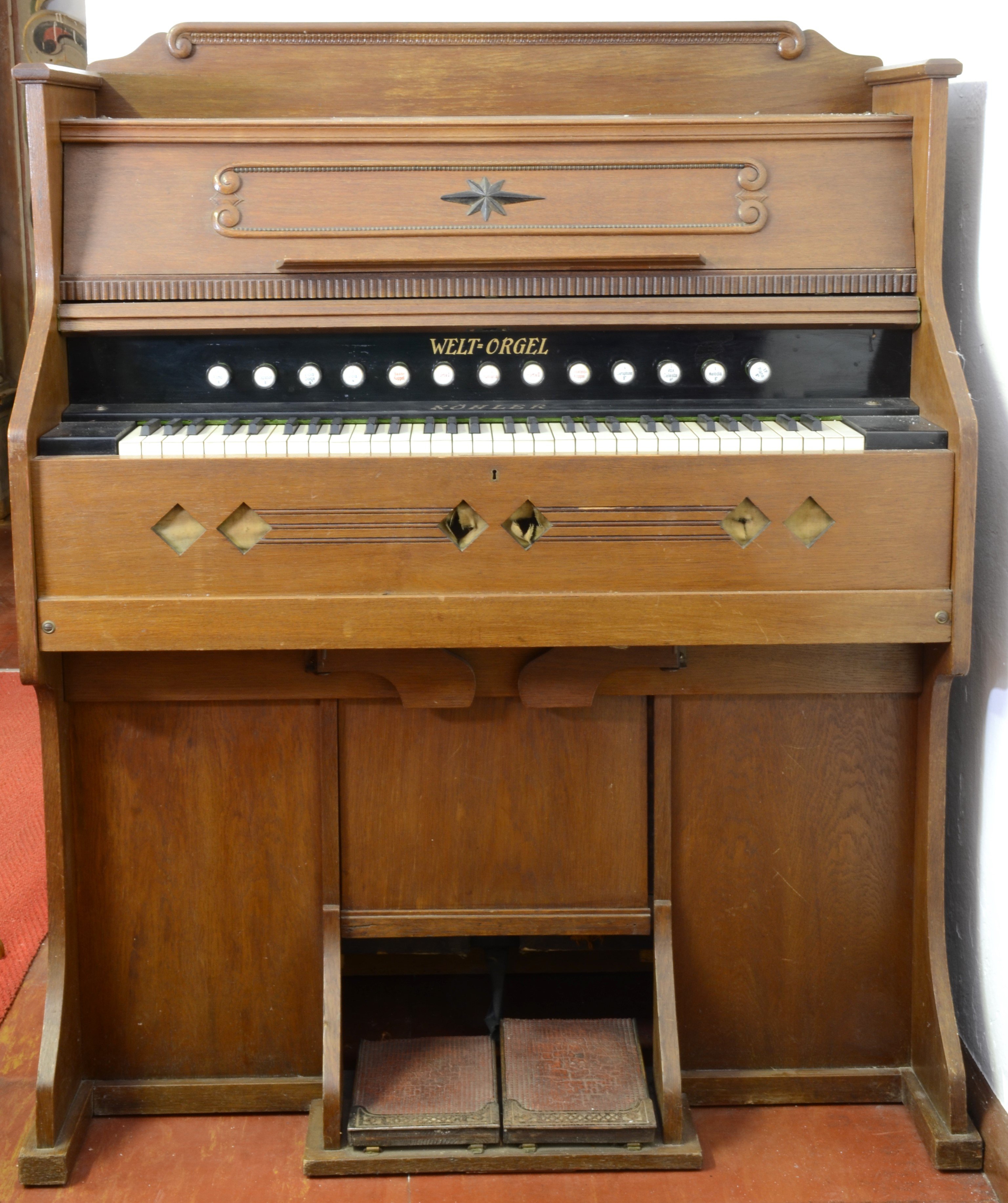 Harmonium "Welt-Orgel" des Herstellers Köhler (DDR Geschichtsmuseum im Dokumentationszentrum Perleberg CC BY-SA)
