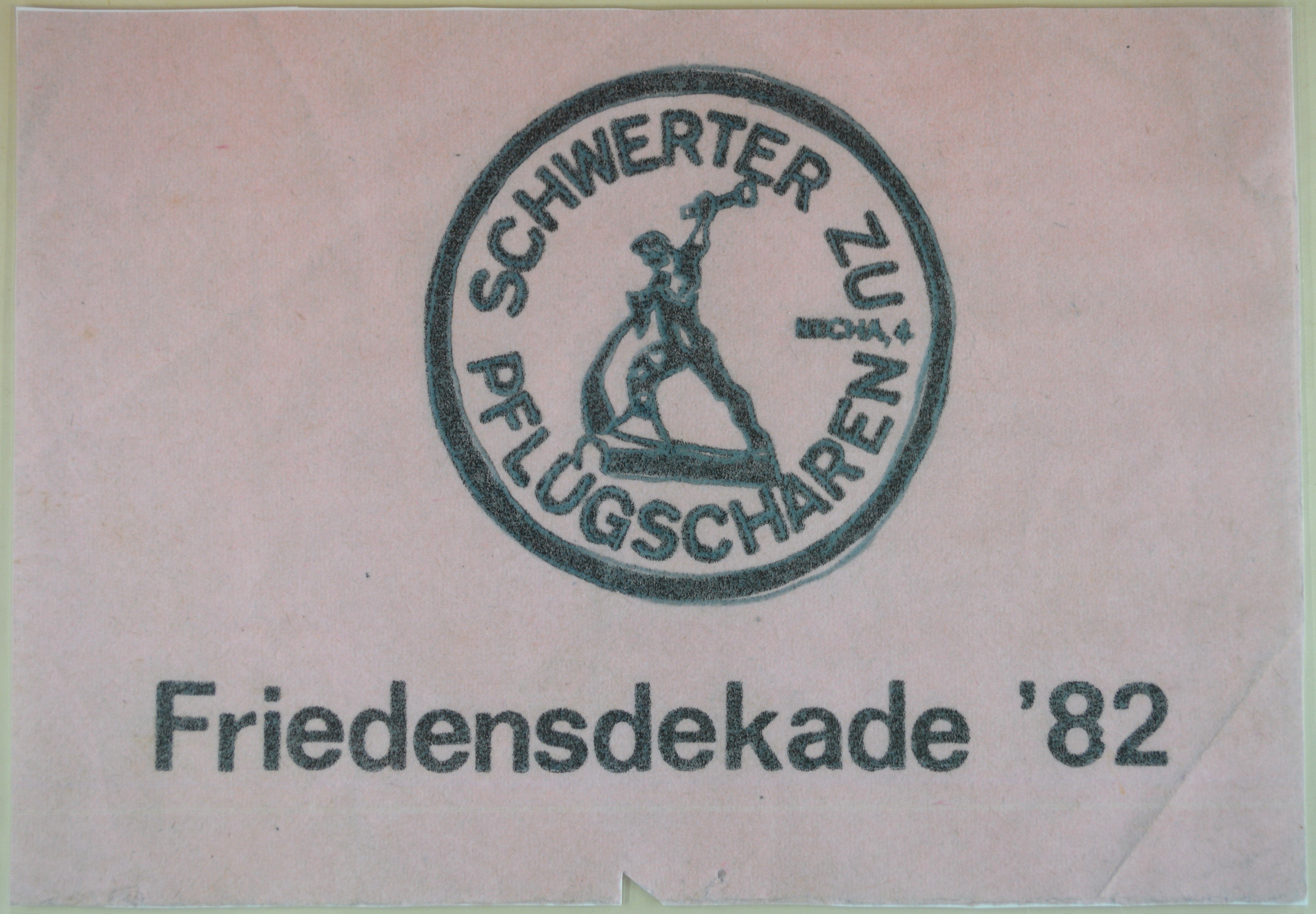 Friedensdekade '82 mit Motiv der unabhängigen DDR-Friedensbewegung "Schwerter zu Pflugscharen" (DDR Geschichtsmuseum im Dokumentationszentrum Perleberg CC BY-SA)