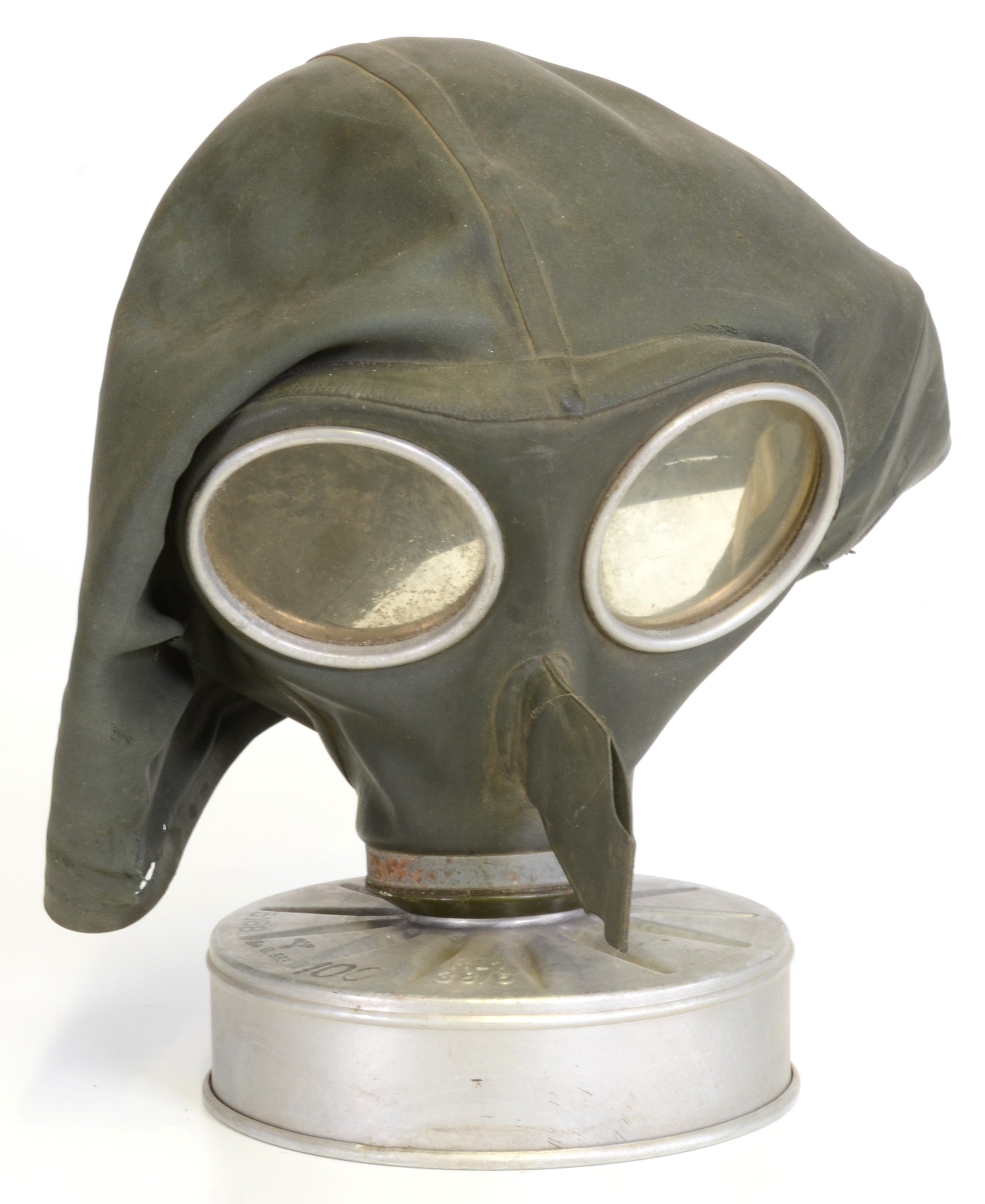 Gasmaske mit Filter (DDR Geschichtsmuseum im Dokumentationszentrum Perleberg CC BY-SA)