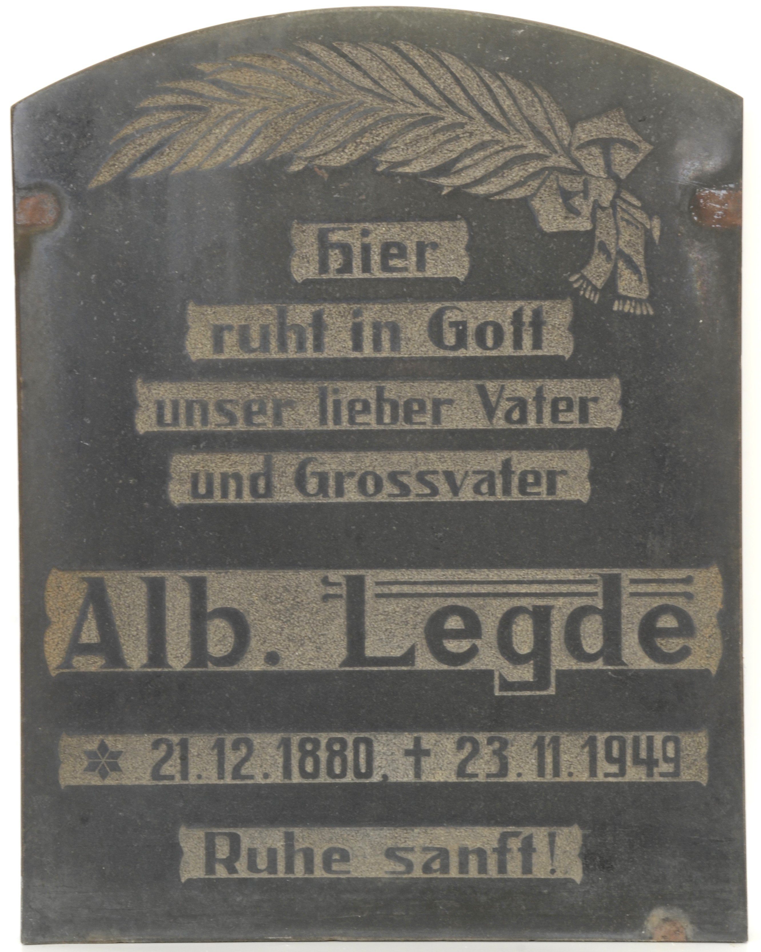Grabstein für Alb.[ert] Legde (DDR Geschichtsmuseum im Dokumentationszentrum Perleberg CC BY-SA)