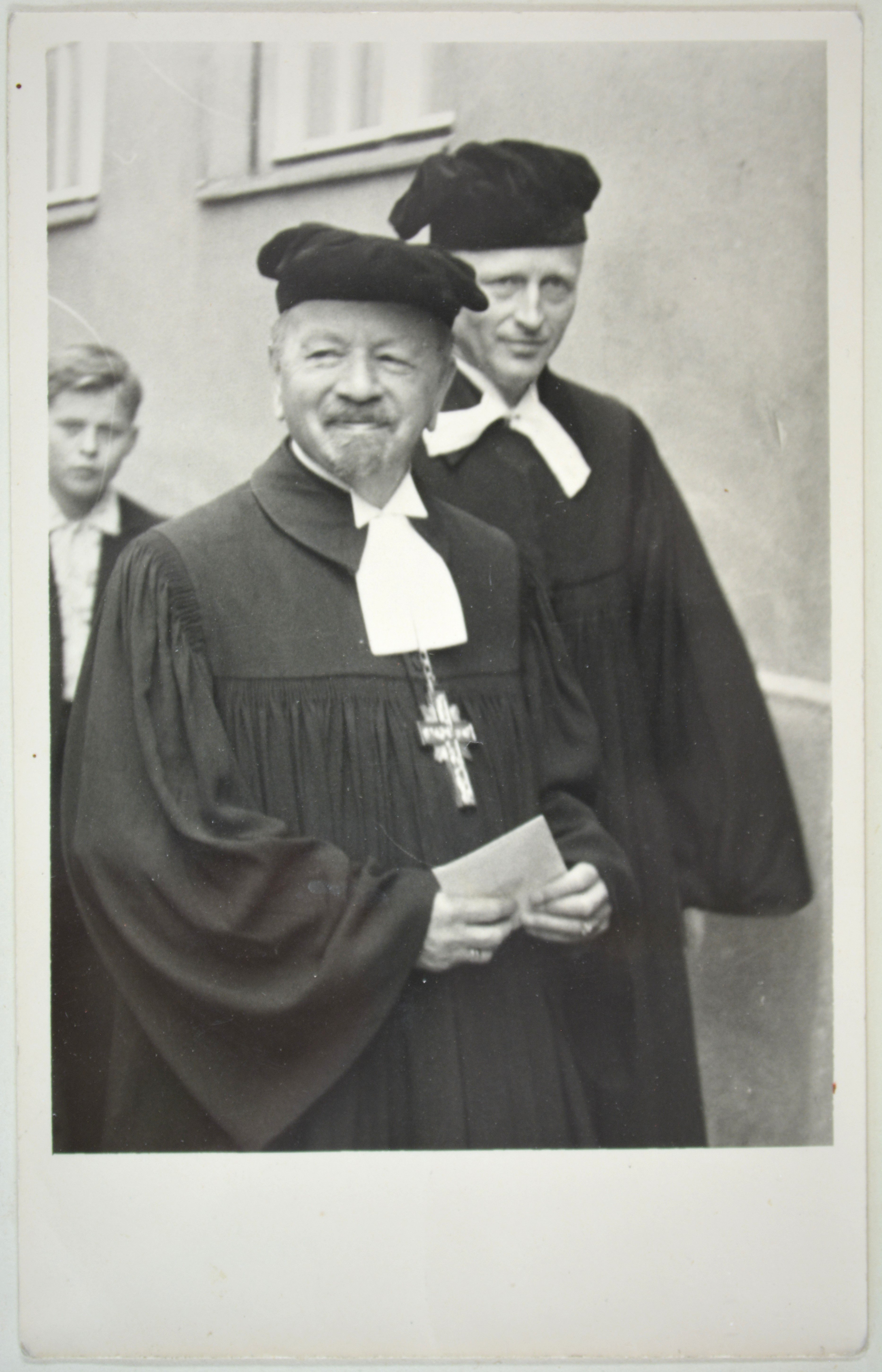 Bischof Otto Dibelius und Pfarrer Berndt in Perleberg (DDR Geschichtsmuseum im Dokumentationszentrum Perleberg CC BY-SA)