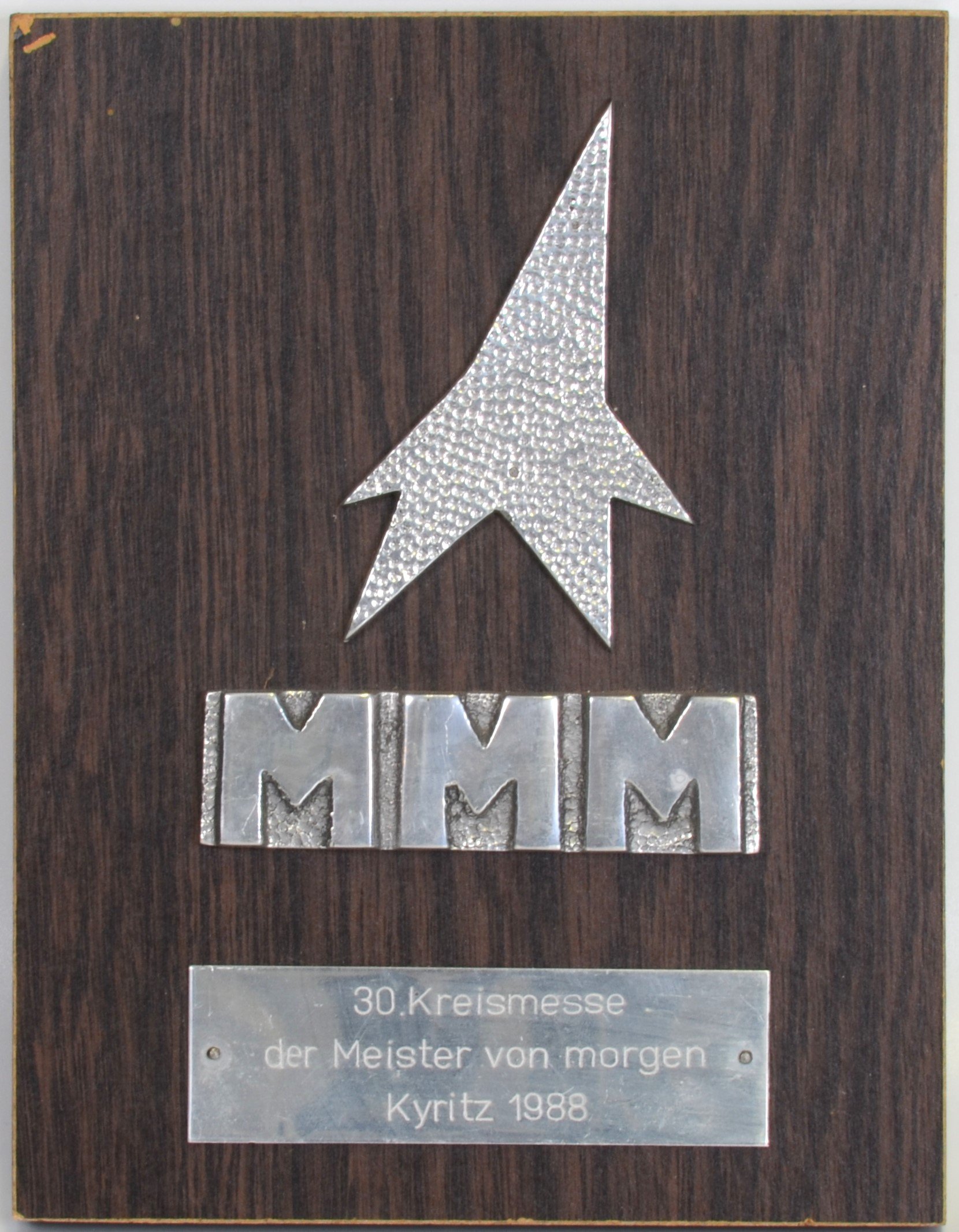 Plakette: 30. Kreismesse der Meister von Morgen (MMM) in Kyritz 1988 (DDR Geschichtsmuseum im Dokumentationszentrum Perleberg CC BY-SA)