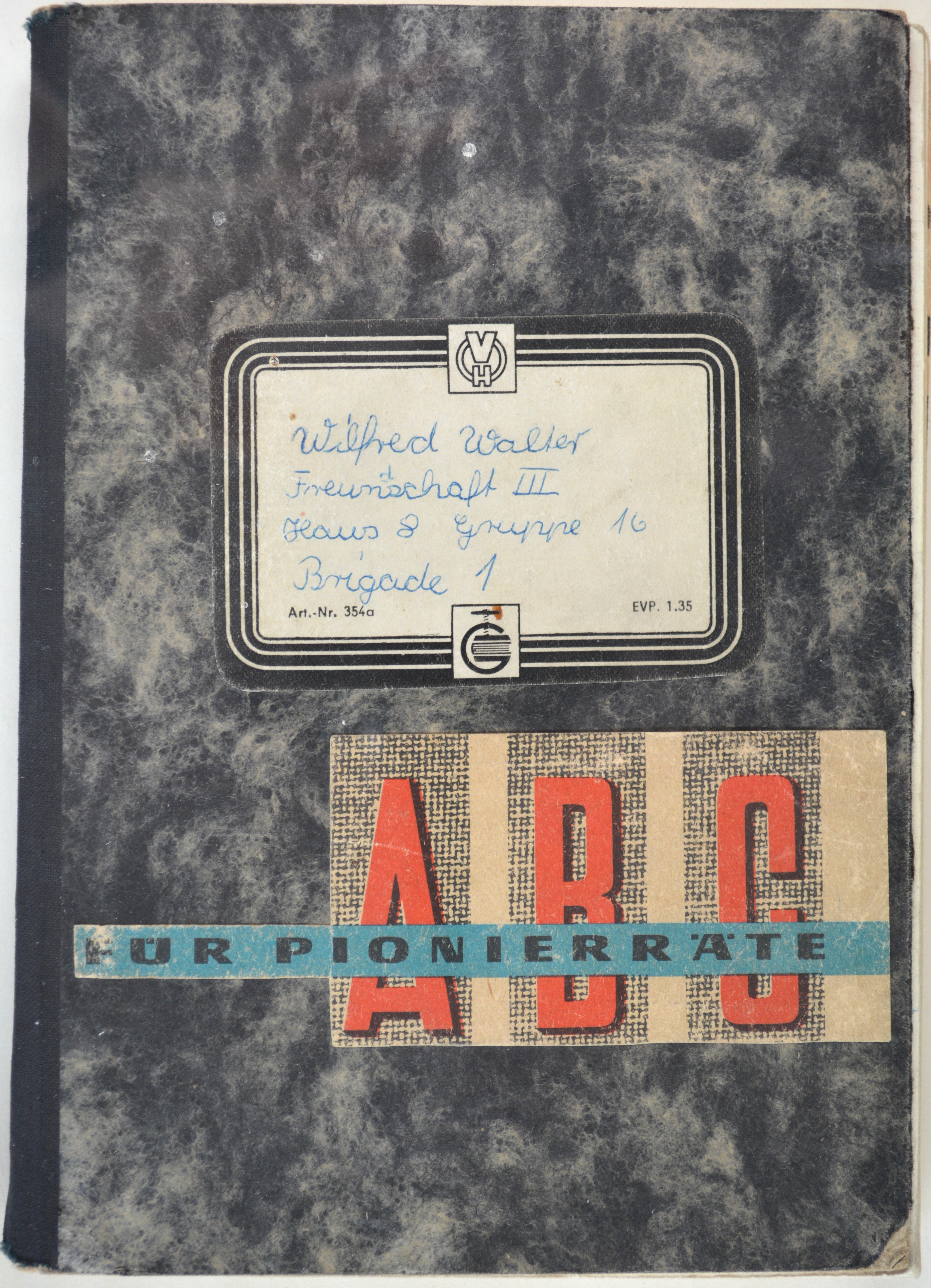 Brigadebuch eines Jungpioniers (DDR Geschichtsmuseum im Dokumentationszentrum Perleberg CC BY-SA)