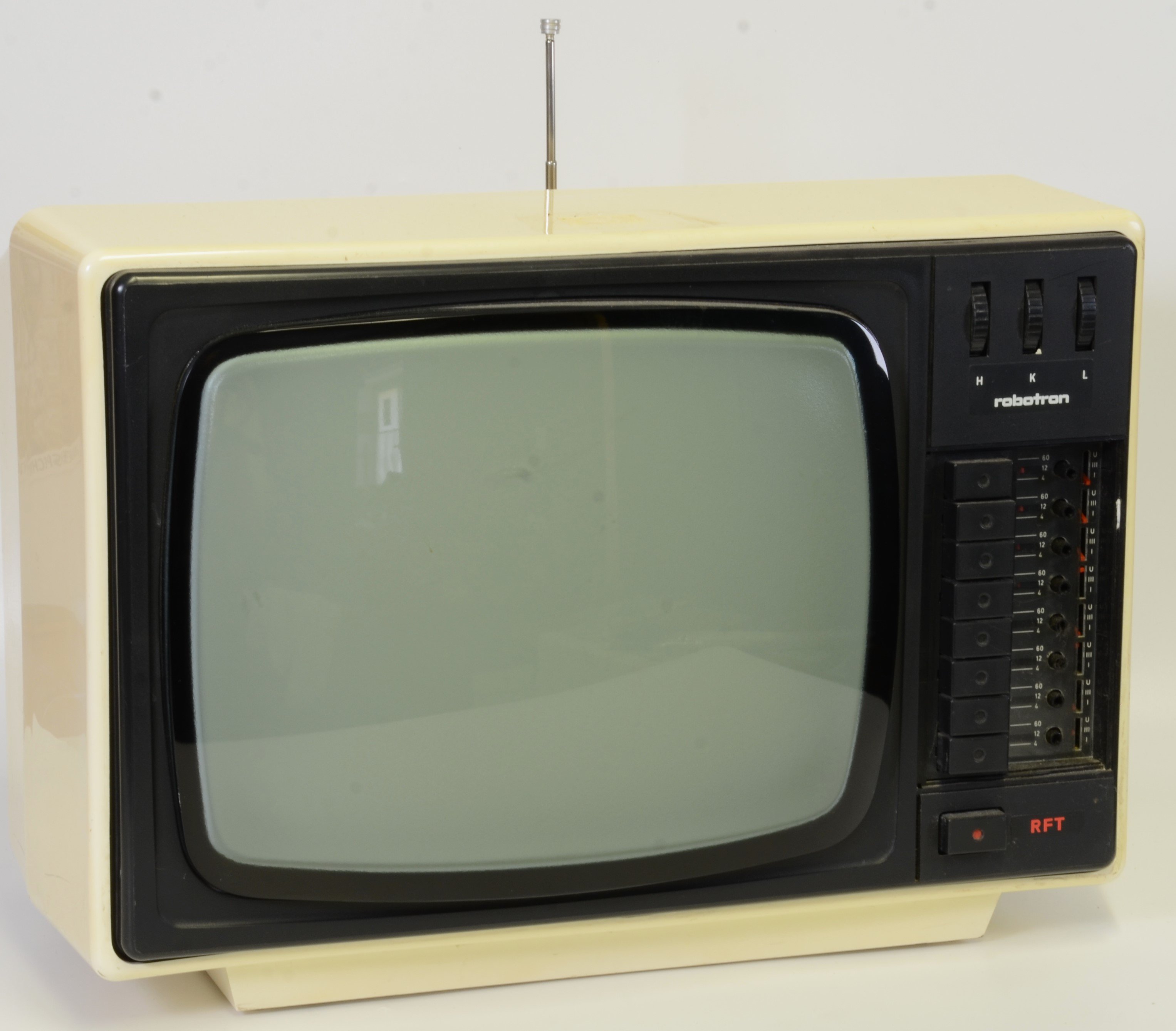 Tragbares Fernsehgerät des VEB Kombinat Robotron (DDR Geschichtsmuseum im Dokumentationszentrum Perleberg CC BY-SA)