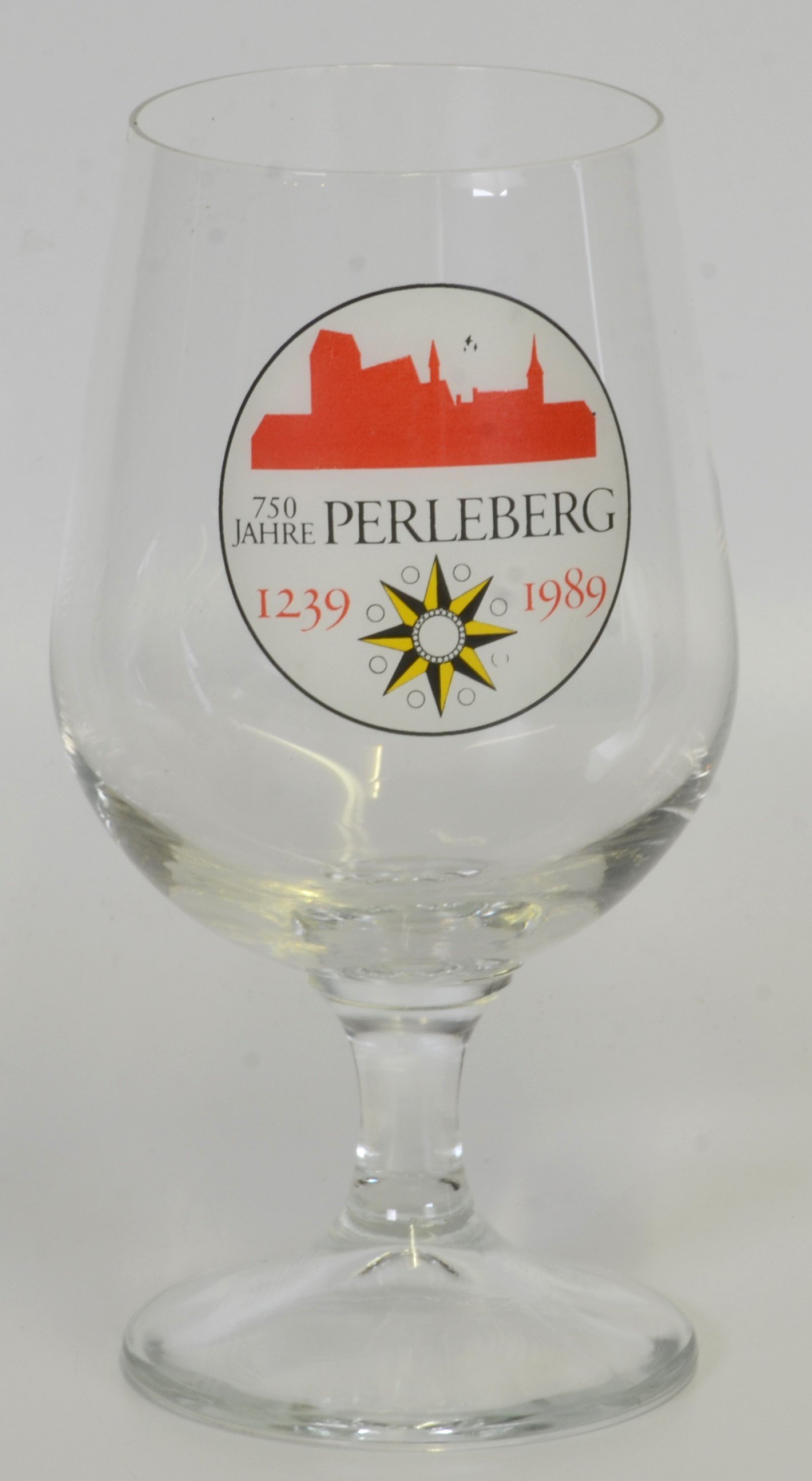 Glas: 750 Jahre Perleberg (DDR Geschichtsmuseum im Dokumentationszentrum Perleberg CC BY-SA)