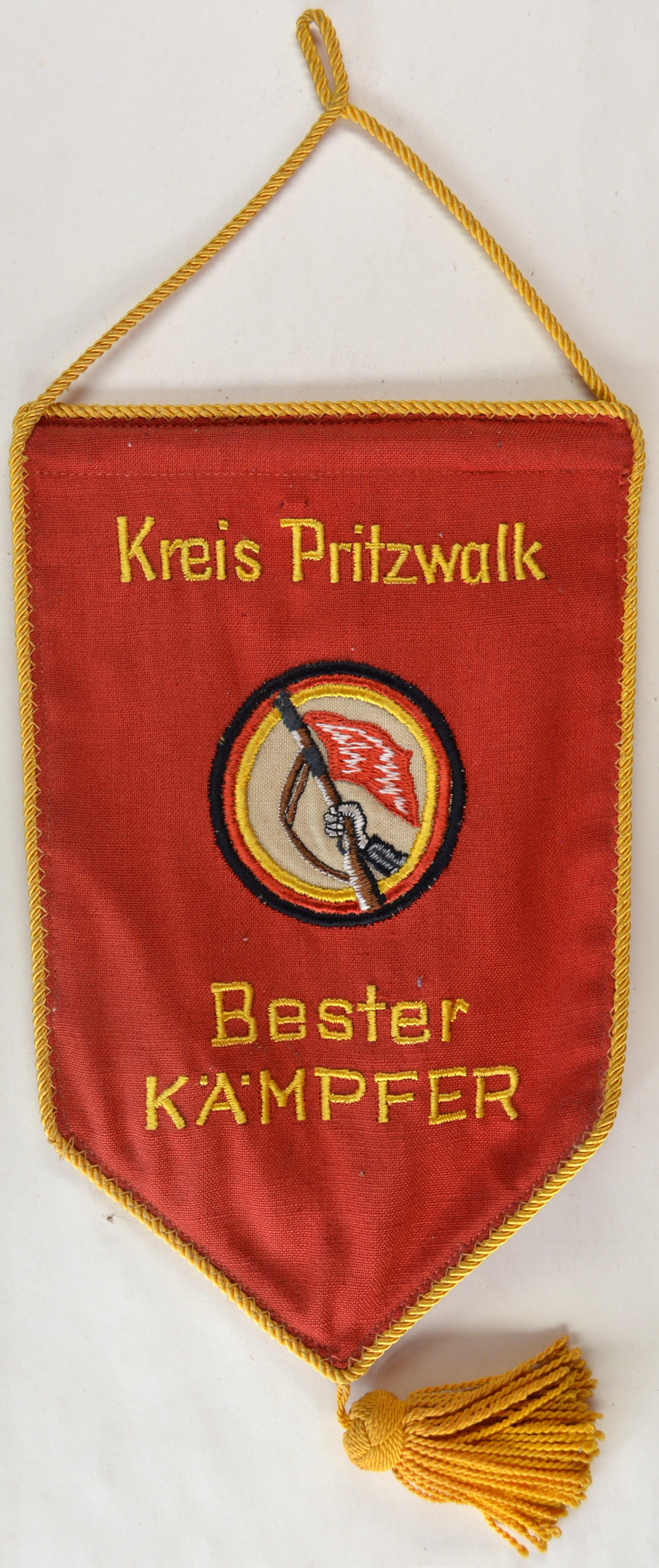 Wimpel: "Kreis Pritzwalk Bester Kämpfer" (DDR Geschichtsmuseum im Dokumentationszentrum Perleberg CC BY-SA)