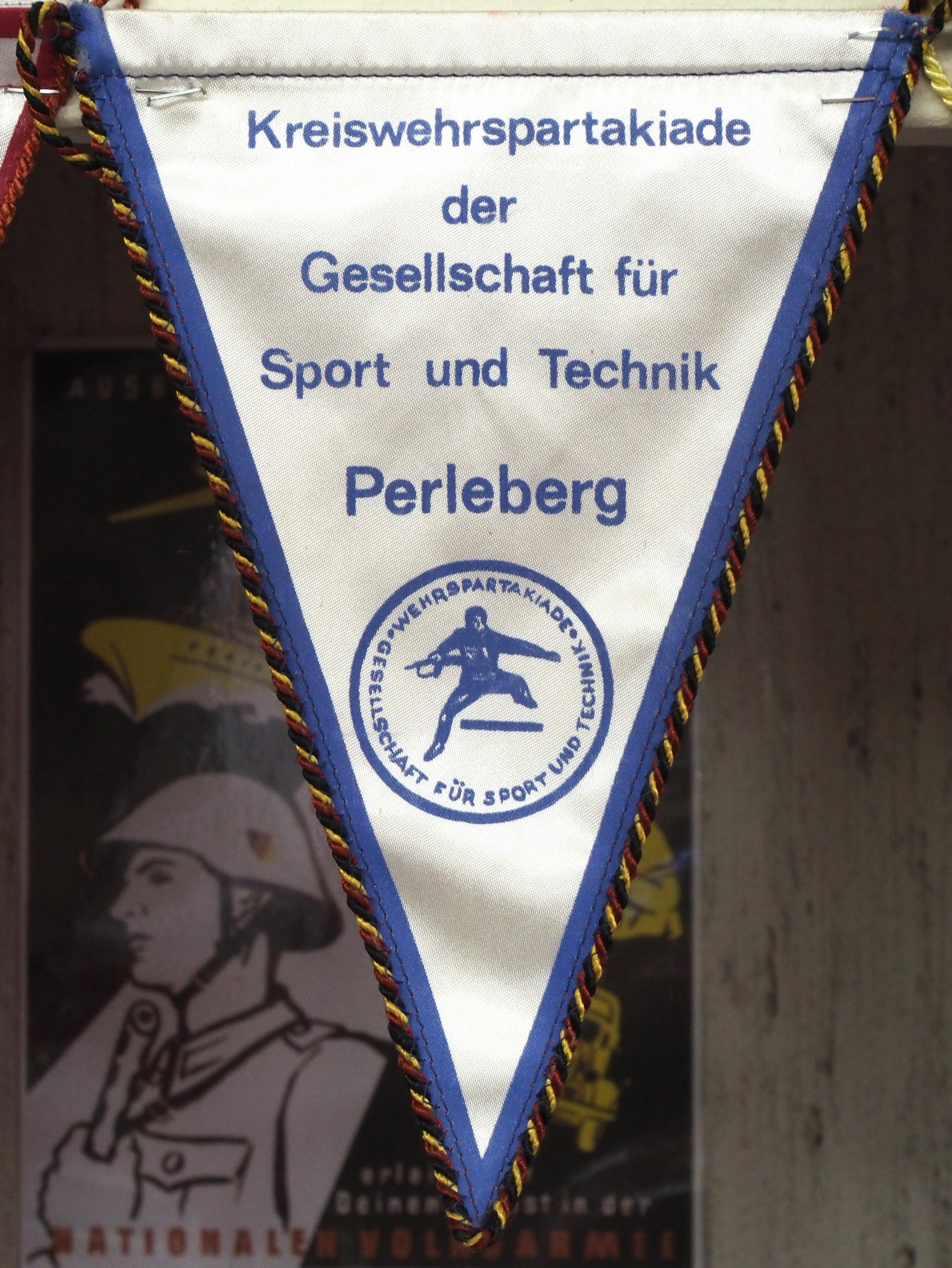 Wimpel: Kreiswehrspartakiade der Gesellschaft für Sport und Technik Perleberg (DDR Geschichtsmuseum im Dokumentationszentrum Perleberg CC BY-SA)