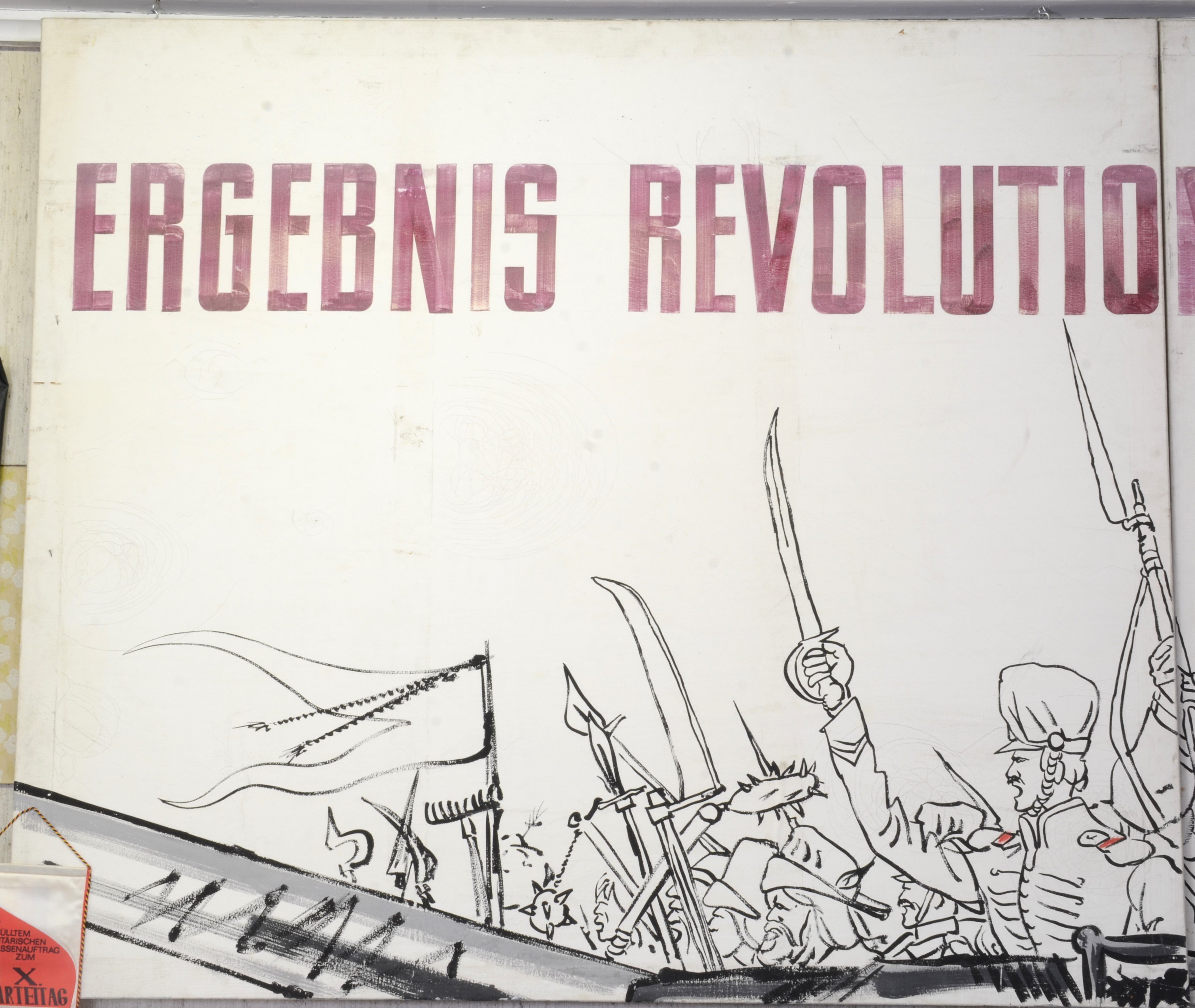 Erste Tafel der dreiteiligen Serie "Ergebnis Revolutionärer Tradition" (DDR Geschichtsmuseum im Dokumentationszentrum Perleberg CC BY-SA)