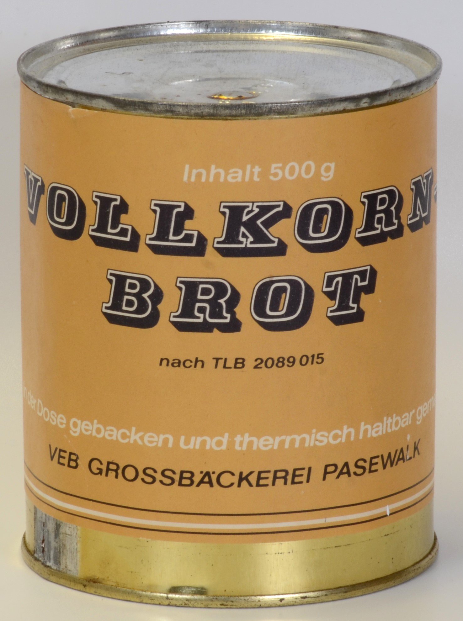Konserve der VEB Grossbäckerei Pasewalk mit Vollkornbrot (DDR Geschichtsmuseum im Dokumentationszentrum Perleberg CC BY-SA)
