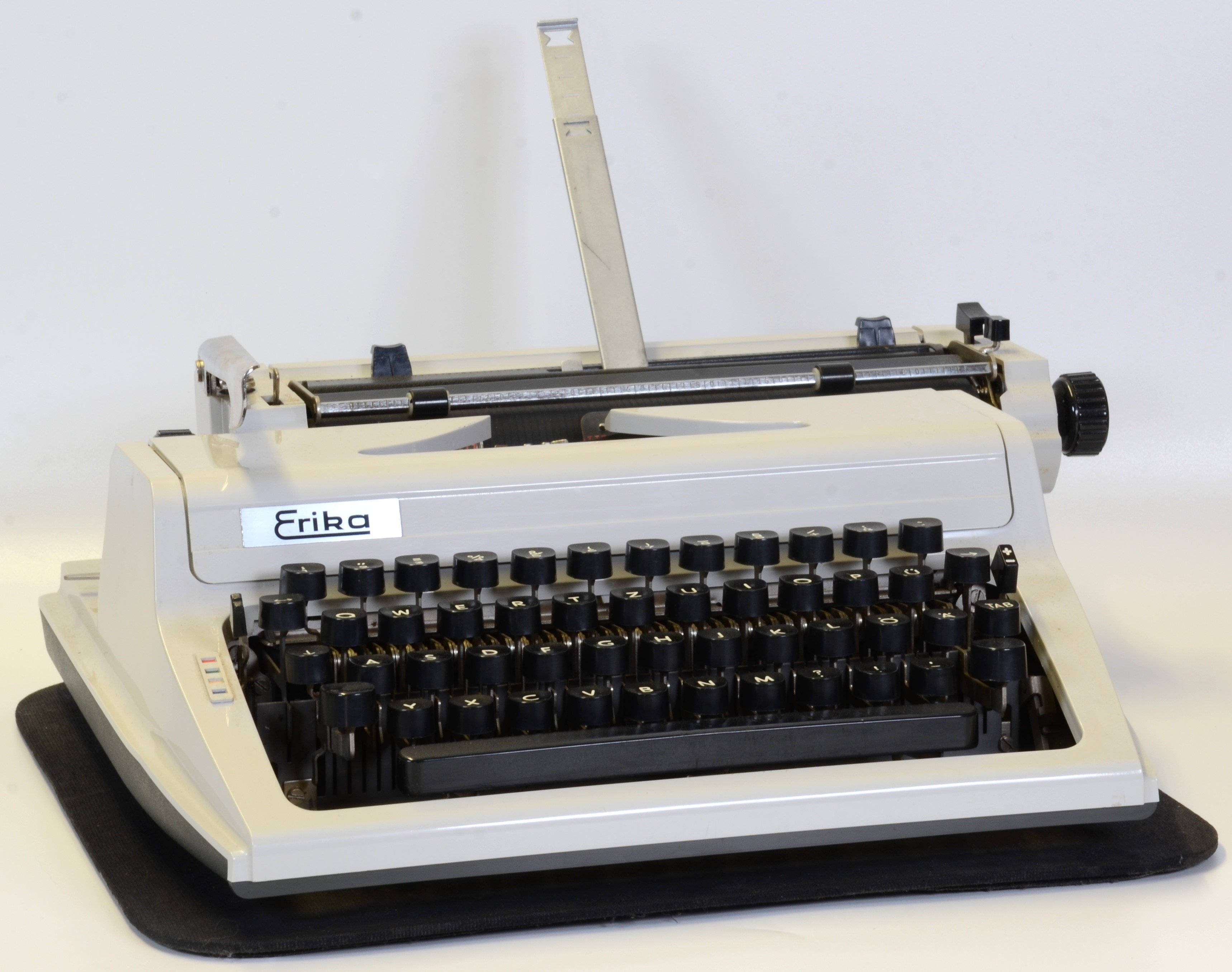 Schreibmaschine Modell "Erika" aus dem Volkspolizei-Kreisamt Perleberg (DDR Geschichtsmuseum im Dokumentationszentrum Perleberg CC BY-SA)