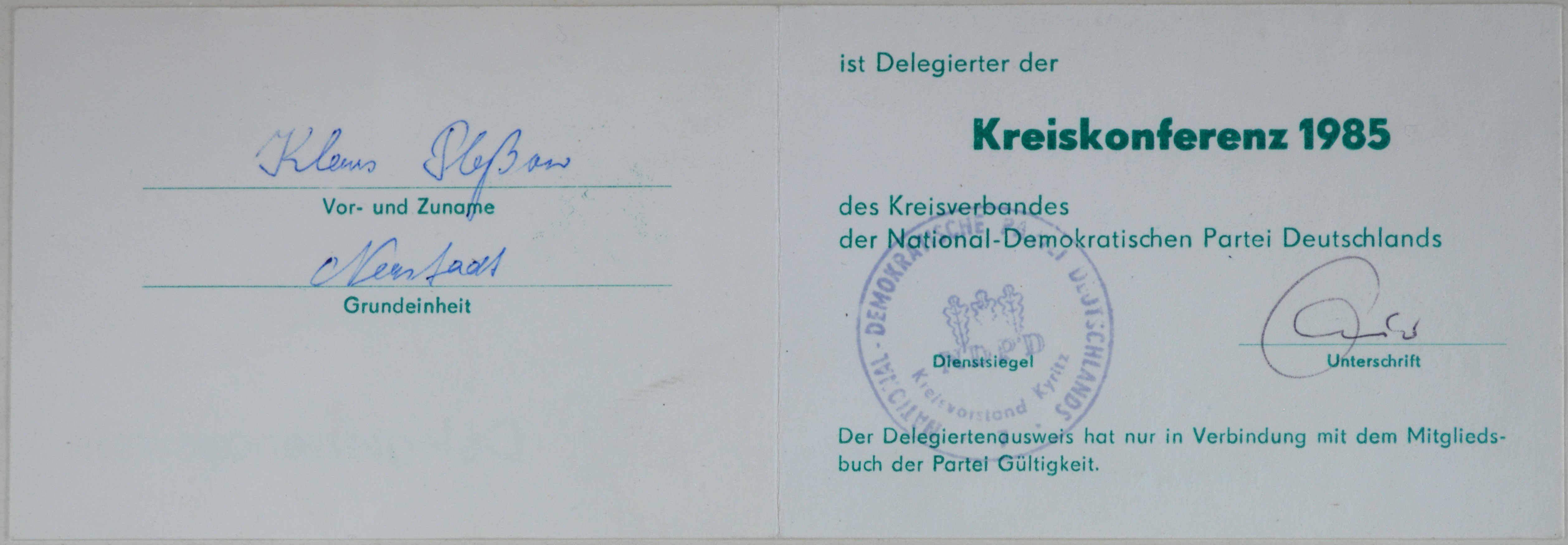 Delegiertenausweis für die Kreiskonferenz der National-Demokratischen Partei Deutschlands 1985 (DDR Geschichtsmuseum im Dokumentationszentrum Perleberg CC BY-SA)