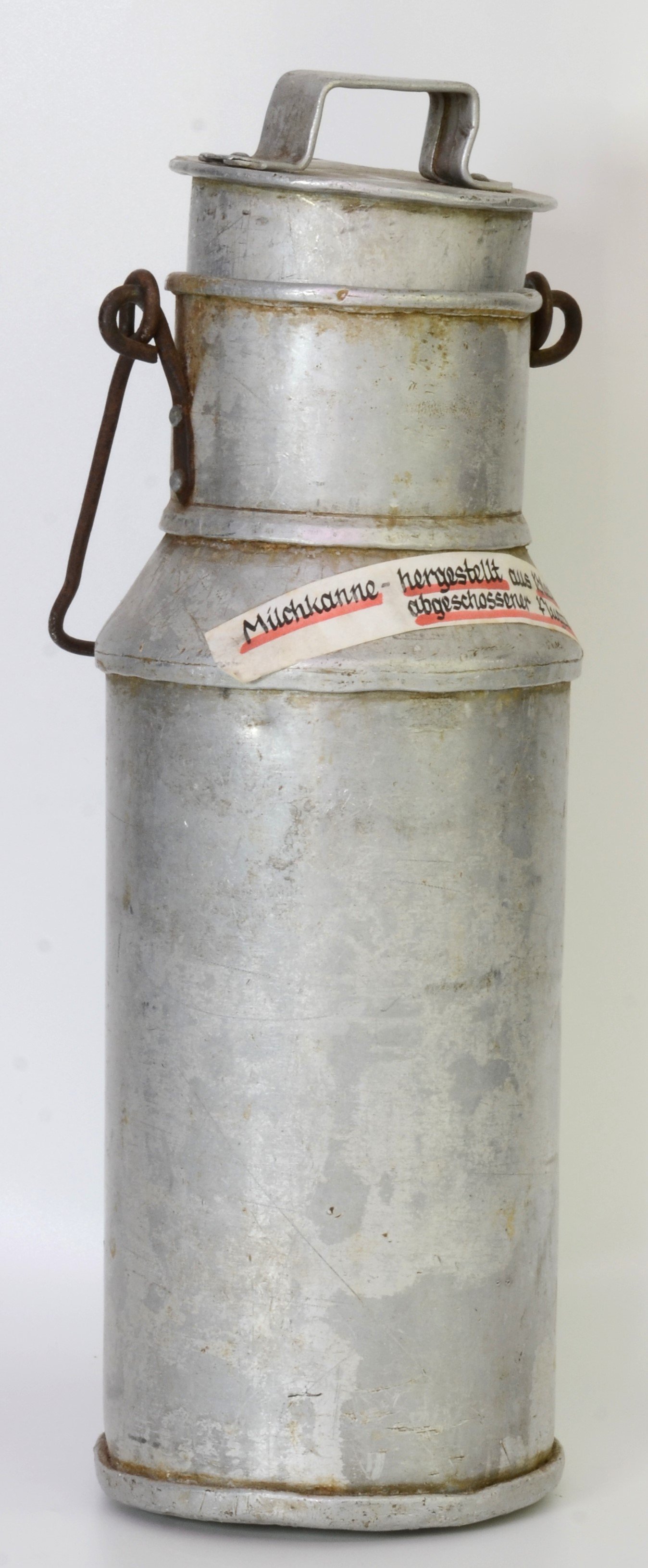 Milchkanne aus Kriegsgerät (DDR Geschichtsmuseum im Dokumentationszentrum Perleberg CC BY-SA)