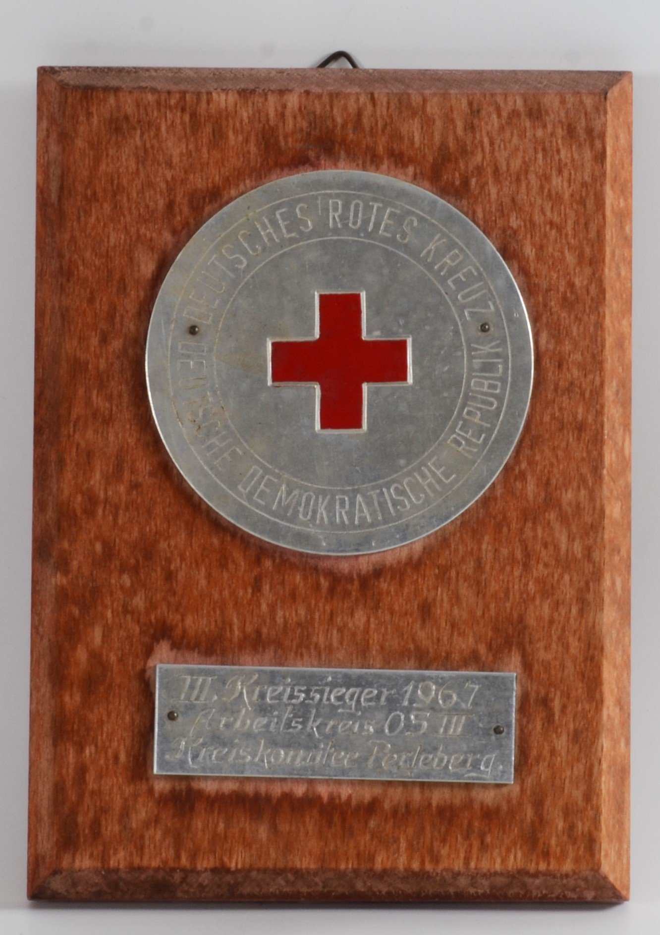 Plakette des DRK: III. Kreissieger 1967 (DDR Geschichtsmuseum im Dokumentationszentrum Perleberg CC BY-SA)