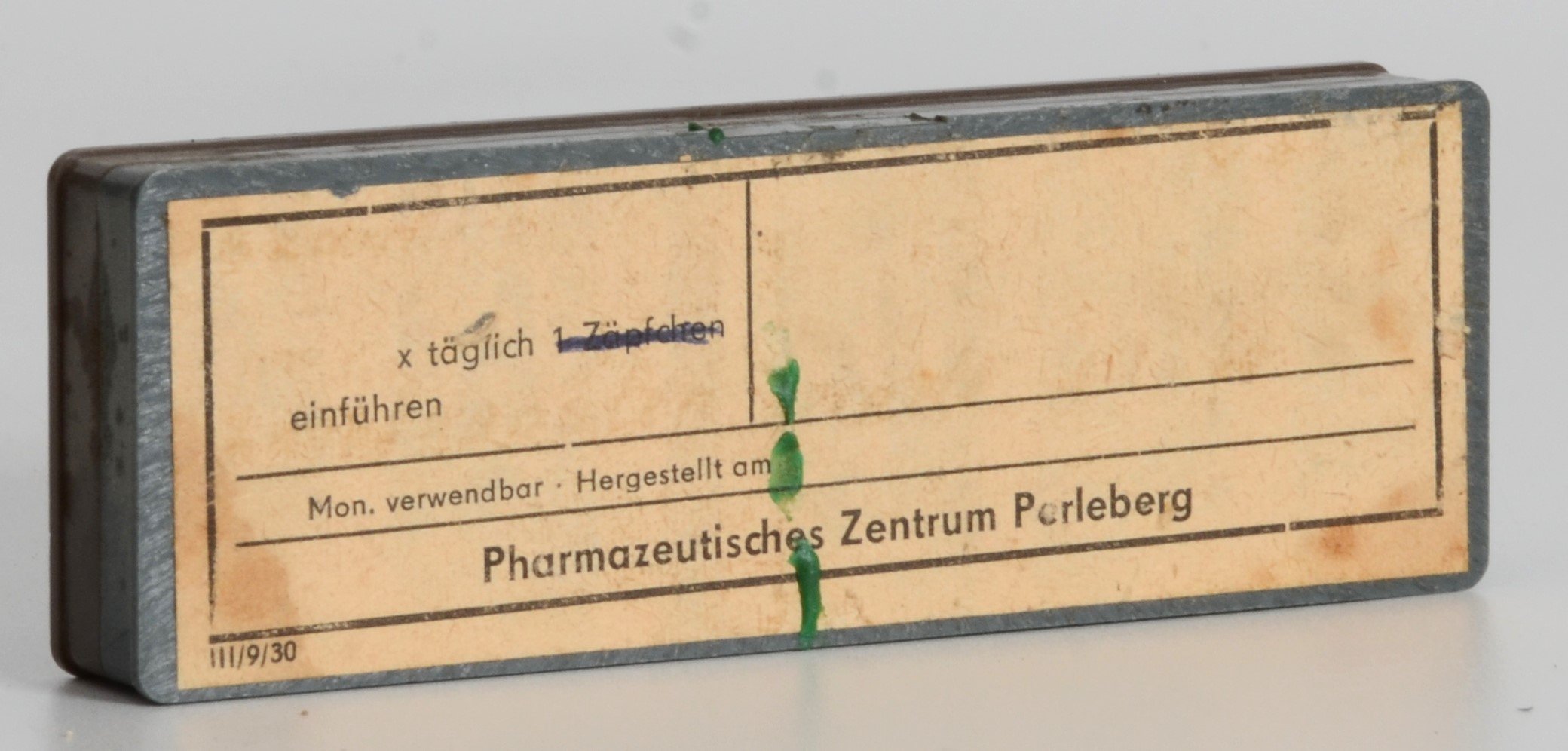 Packung Zäpfchen aus dem Pharmazeutischen Zentrum Perleberg (DDR Geschichtsmuseum im Dokumentationszentrum Perleberg CC BY-SA)