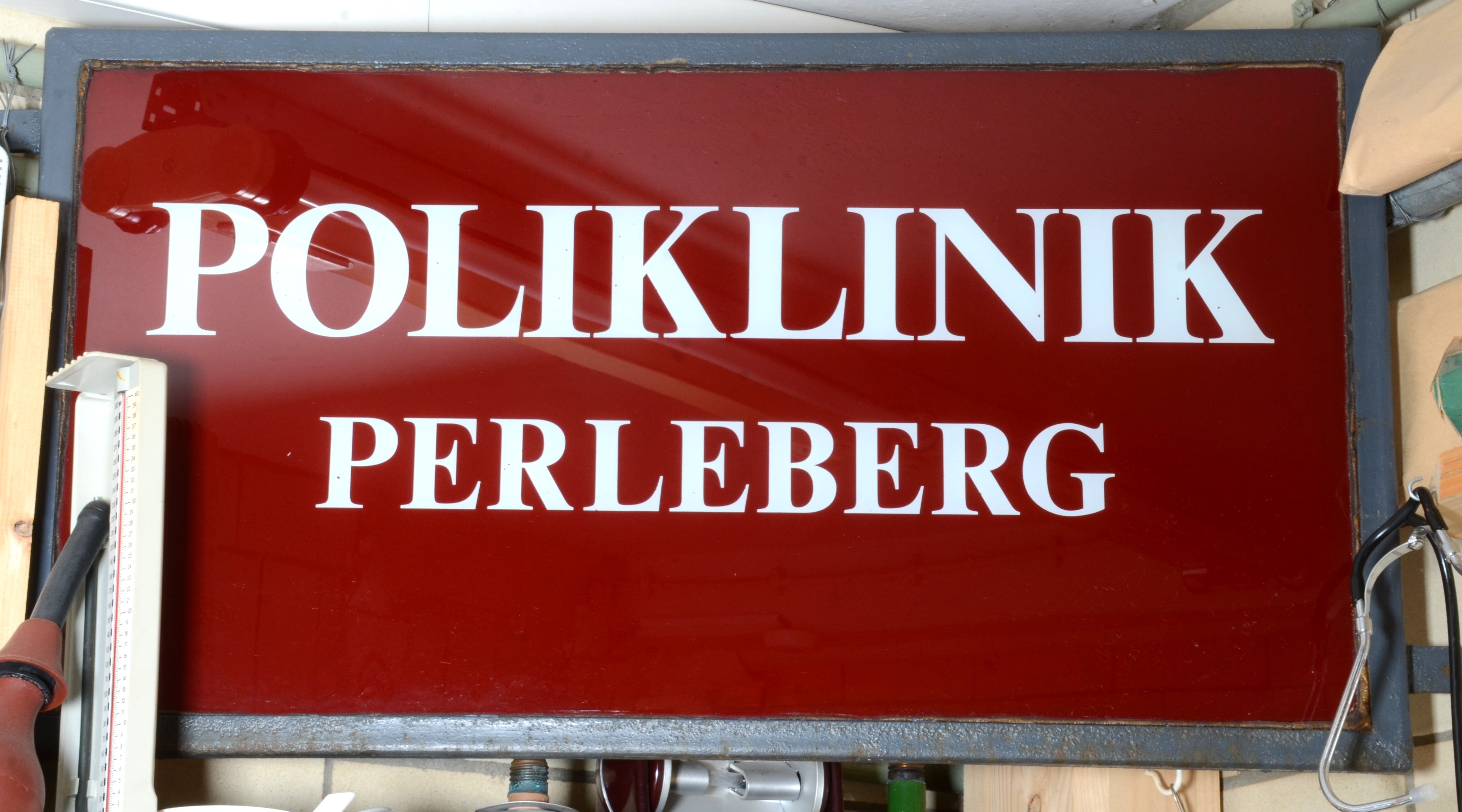 Schild: Poliklinik Perleberg (DDR Geschichtsmuseum im Dokumentationszentrum Perleberg CC BY-SA)