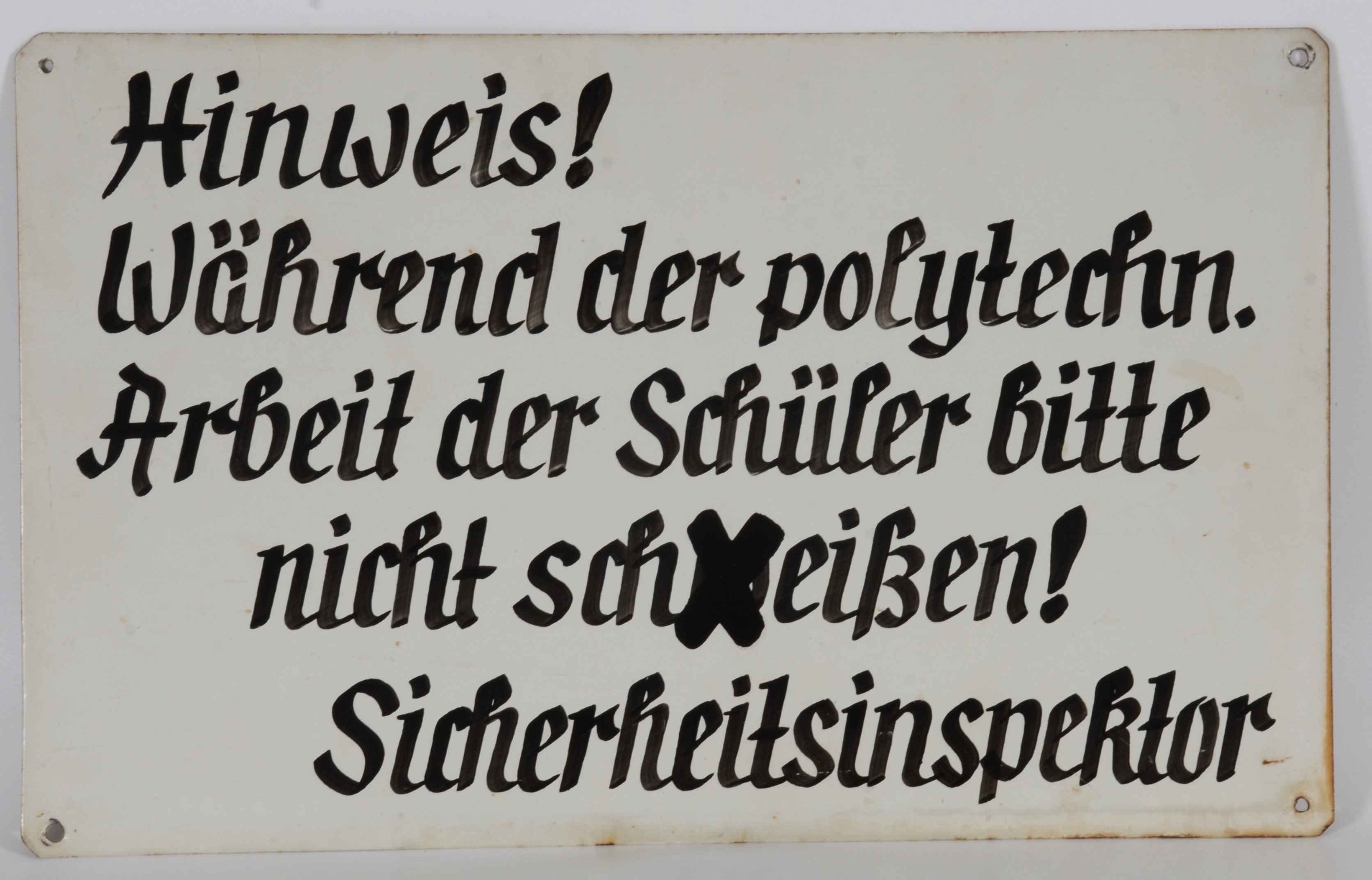 Hinweisschild aus einer polytechnischen Oberschule (DDR Geschichtsmuseum im Dokumentationszentrum Perleberg CC BY-SA)