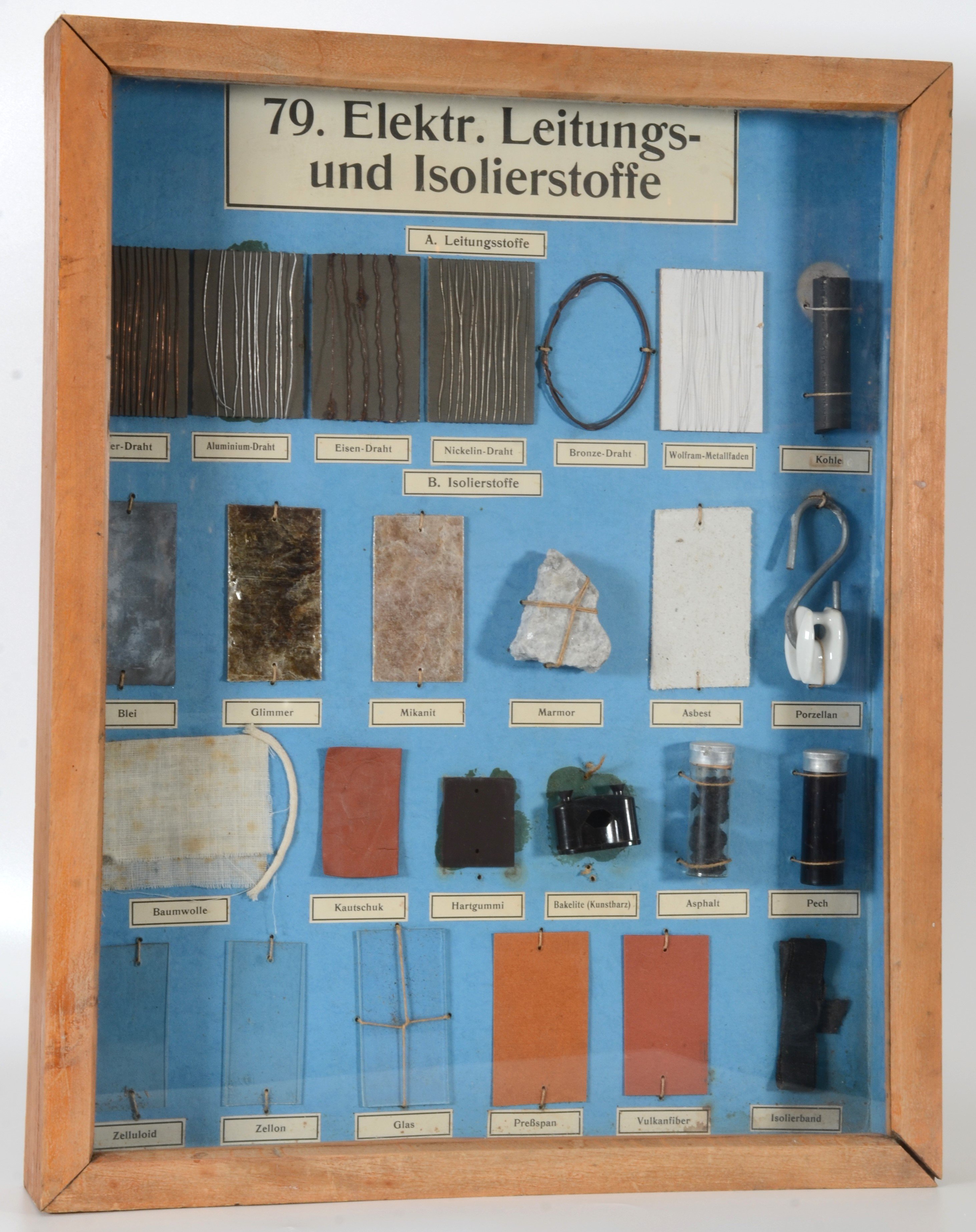 Schaukasten: Elektrische Leitungs- und Isolierstoffe (DDR Geschichtsmuseum im Dokumentationszentrum Perleberg CC BY-SA)