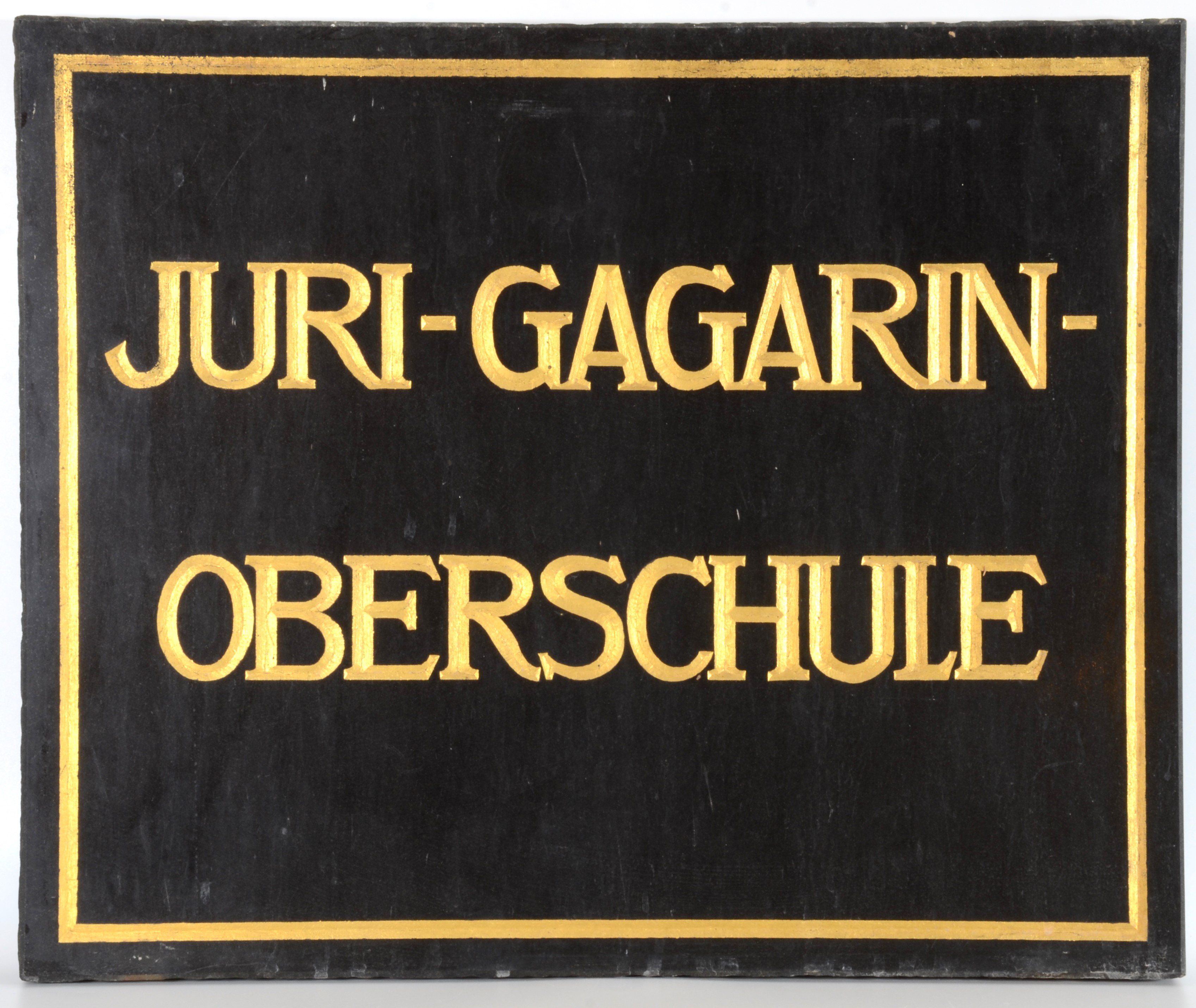 Tafel: Juri-Gagarin-Oberschule (DDR Geschichtsmuseum im Dokumentationszentrum Perleberg CC BY-SA)