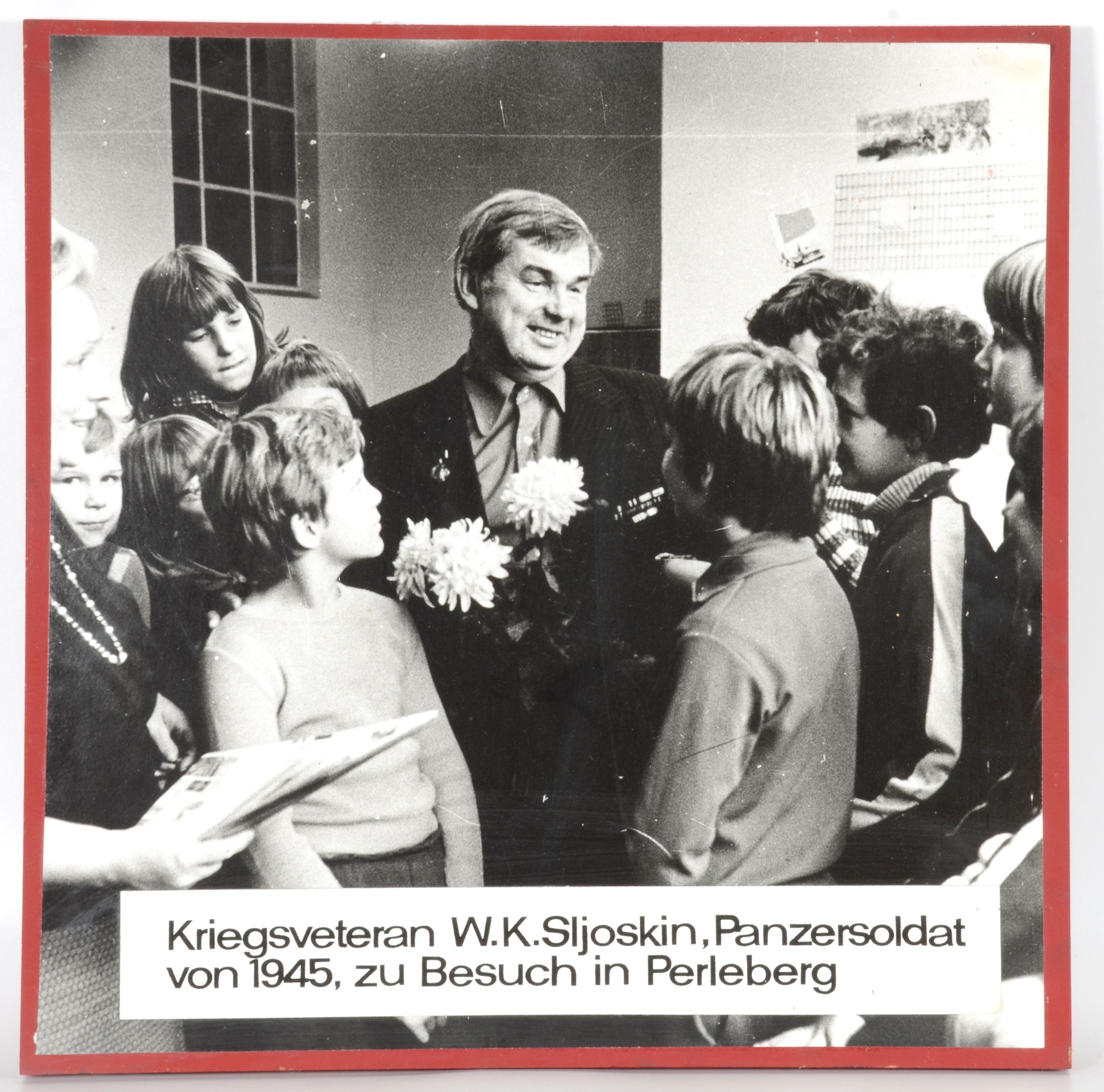Kriegsveteran W. K. Sljoskin beim Besuch einer Perleberger Schule (DDR Geschichtsmuseum im Dokumentationszentrum Perleberg CC BY-SA)