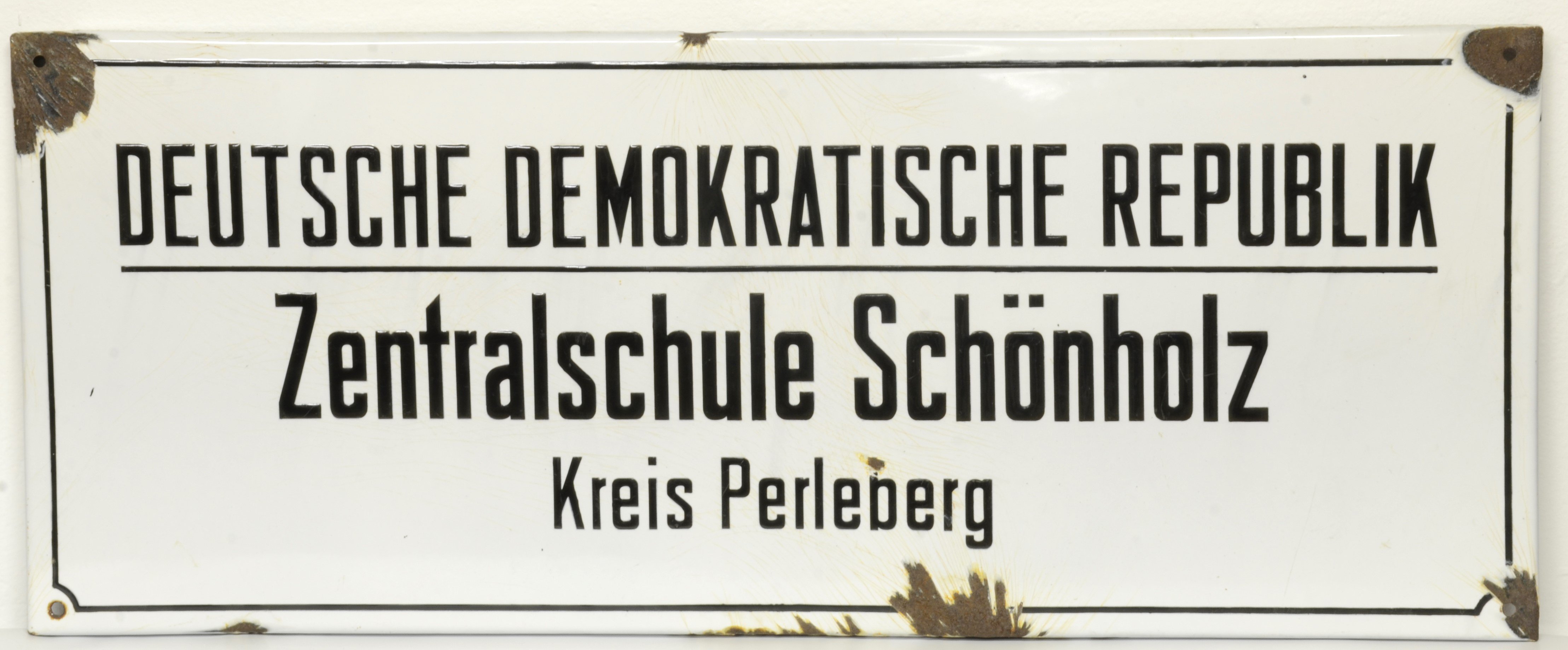 Schild: Zentralschule Schönholz (DDR Geschichtsmuseum im Dokumentationszentrum Perleberg CC BY-SA)