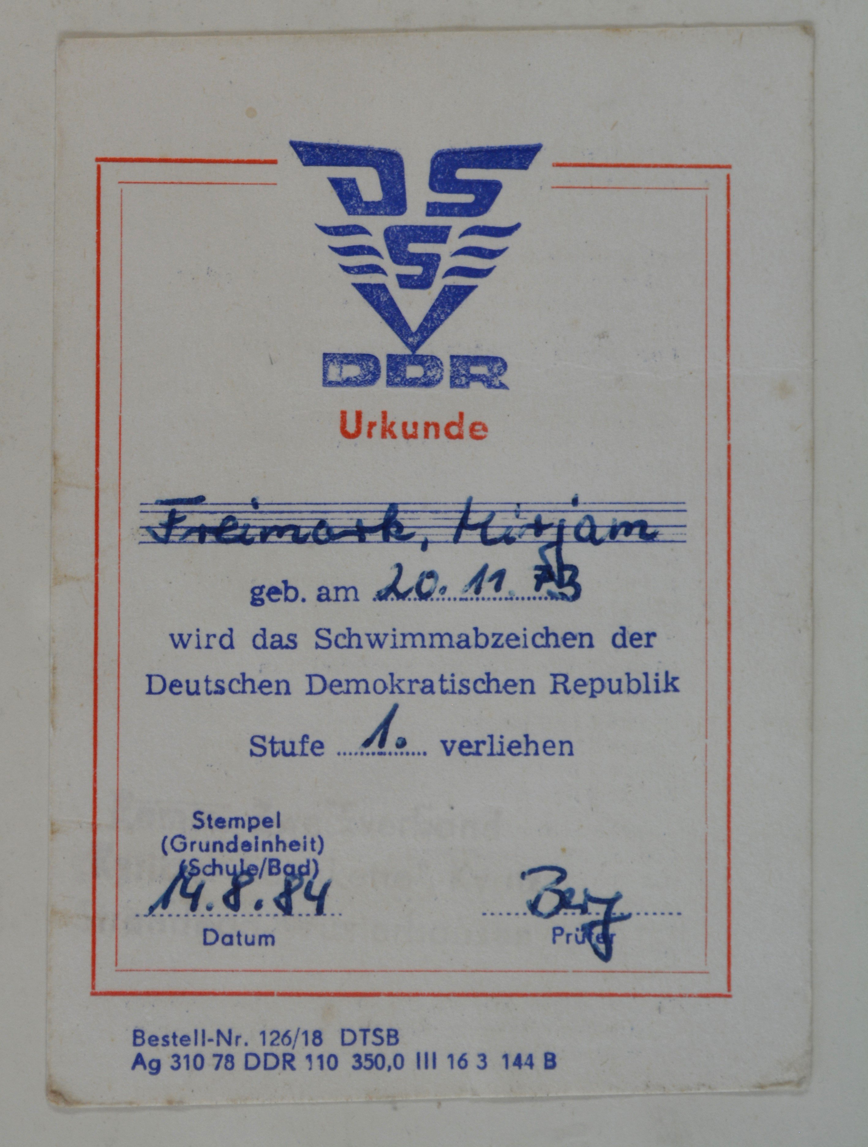 Schwimmabzeichen für Mirjam Freimark (DDR Geschichtsmuseum im Dokumentationszentrum Perleberg CC BY-SA)