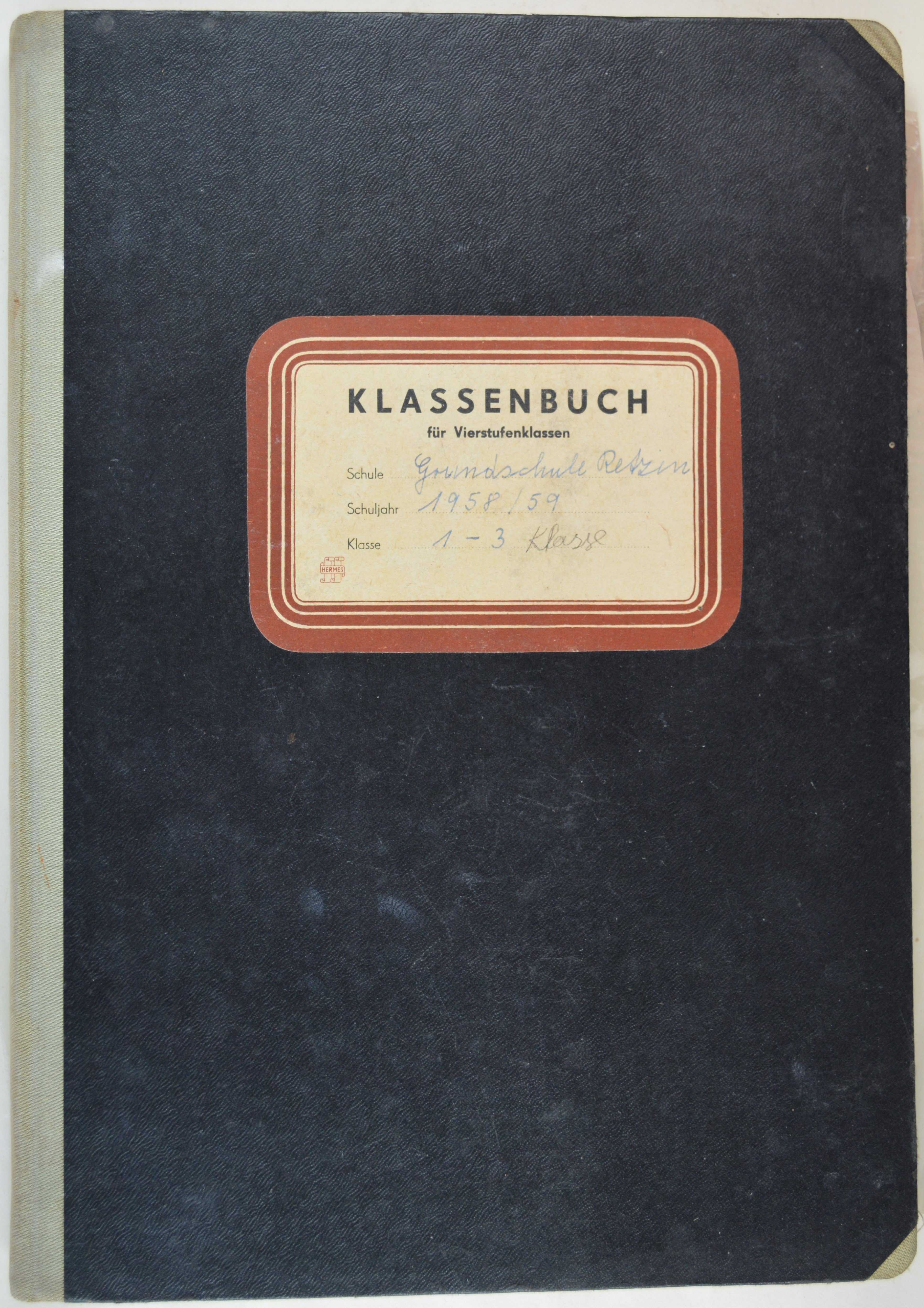 Klassenbuch der Klassen 1-3 der Grundschule Retzin (DDR Geschichtsmuseum im Dokumentationszentrum Perleberg CC BY-SA)