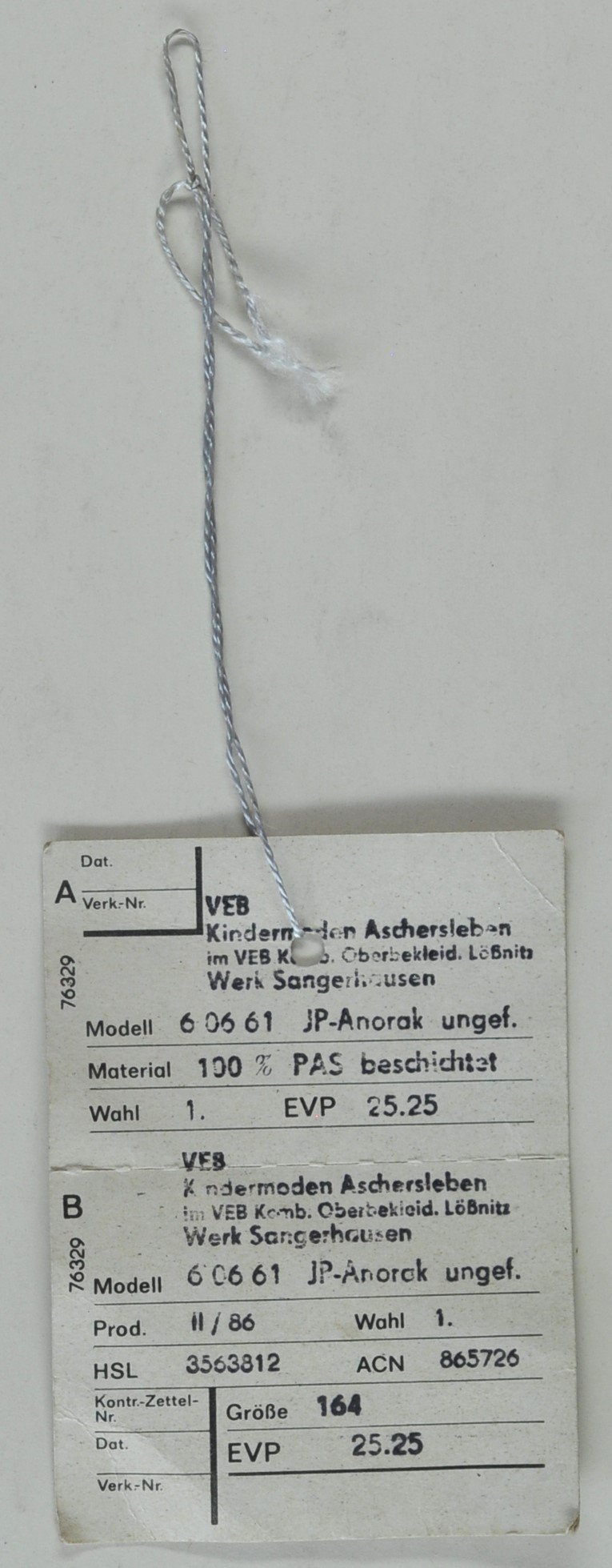 Etikett für einen Anorak des VEB Kindermoden Aschersleben (DDR Geschichtsmuseum im Dokumentationszentrum Perleberg CC BY-SA)