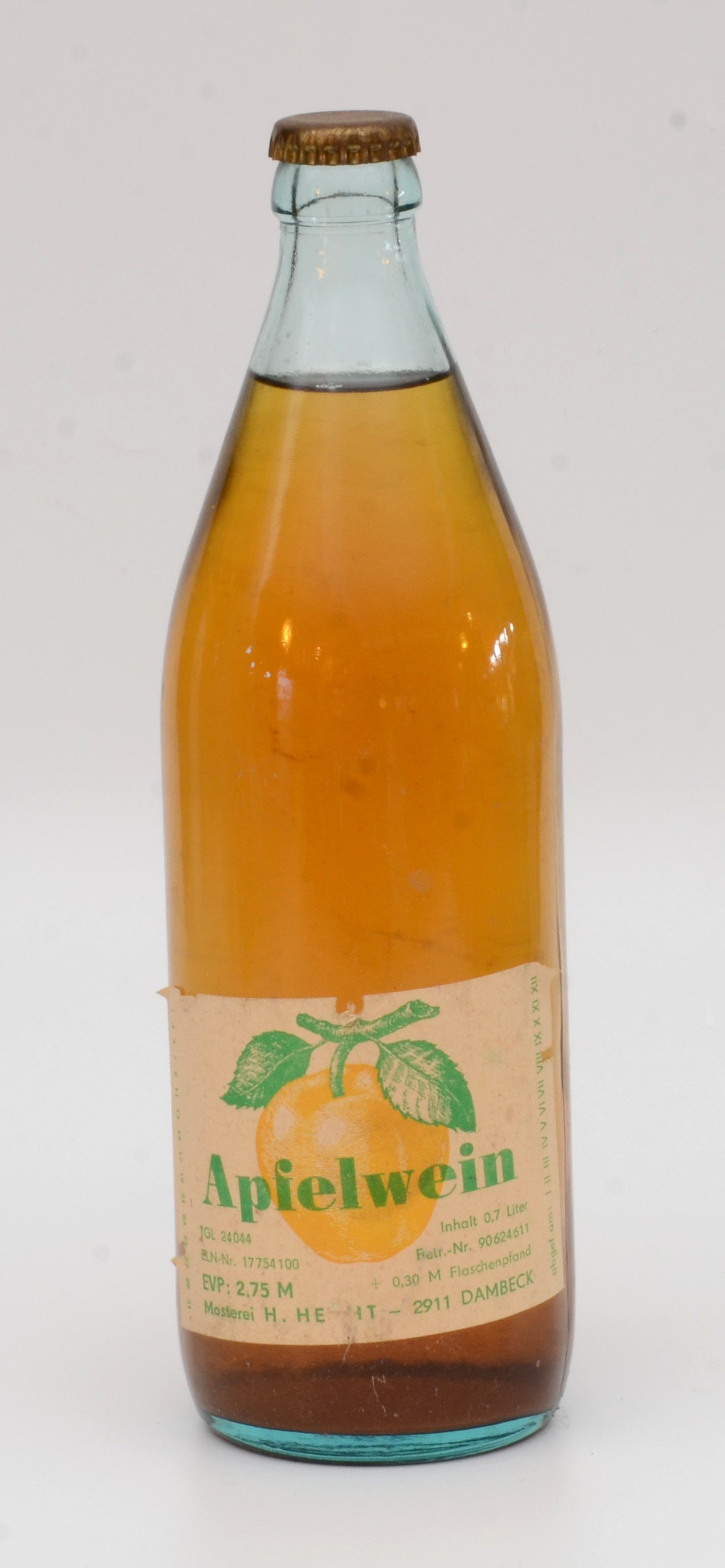Flasche Apfelwein einer Mosterei aus Dambeck (DDR Geschichtsmuseum im Dokumentationszentrum Perleberg CC BY-SA)