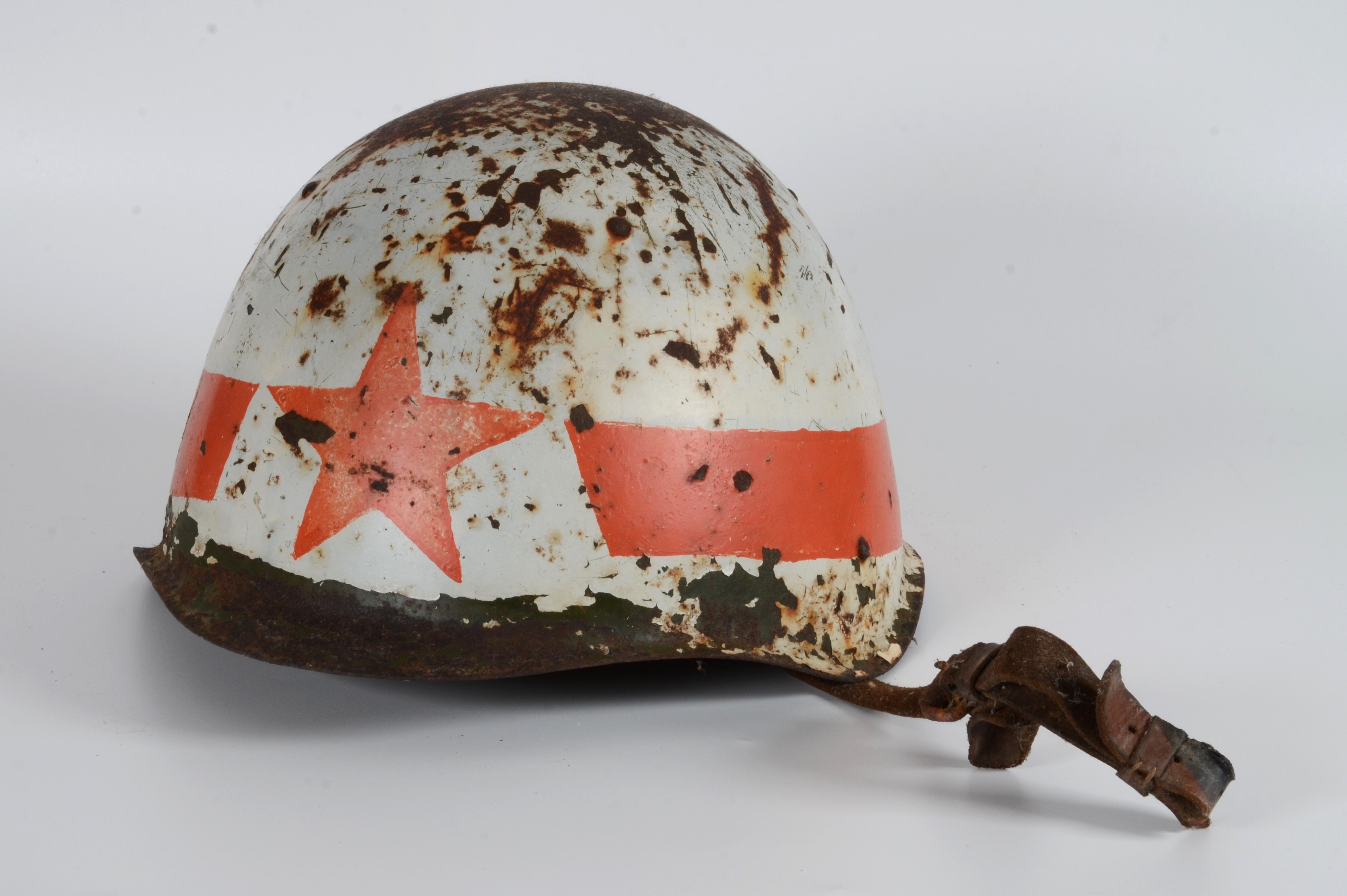 Helm eines sowjetischen Verkehrssoldaten (DDR Geschichtsmuseum im Dokumentationszentrum Perleberg CC BY-SA)
