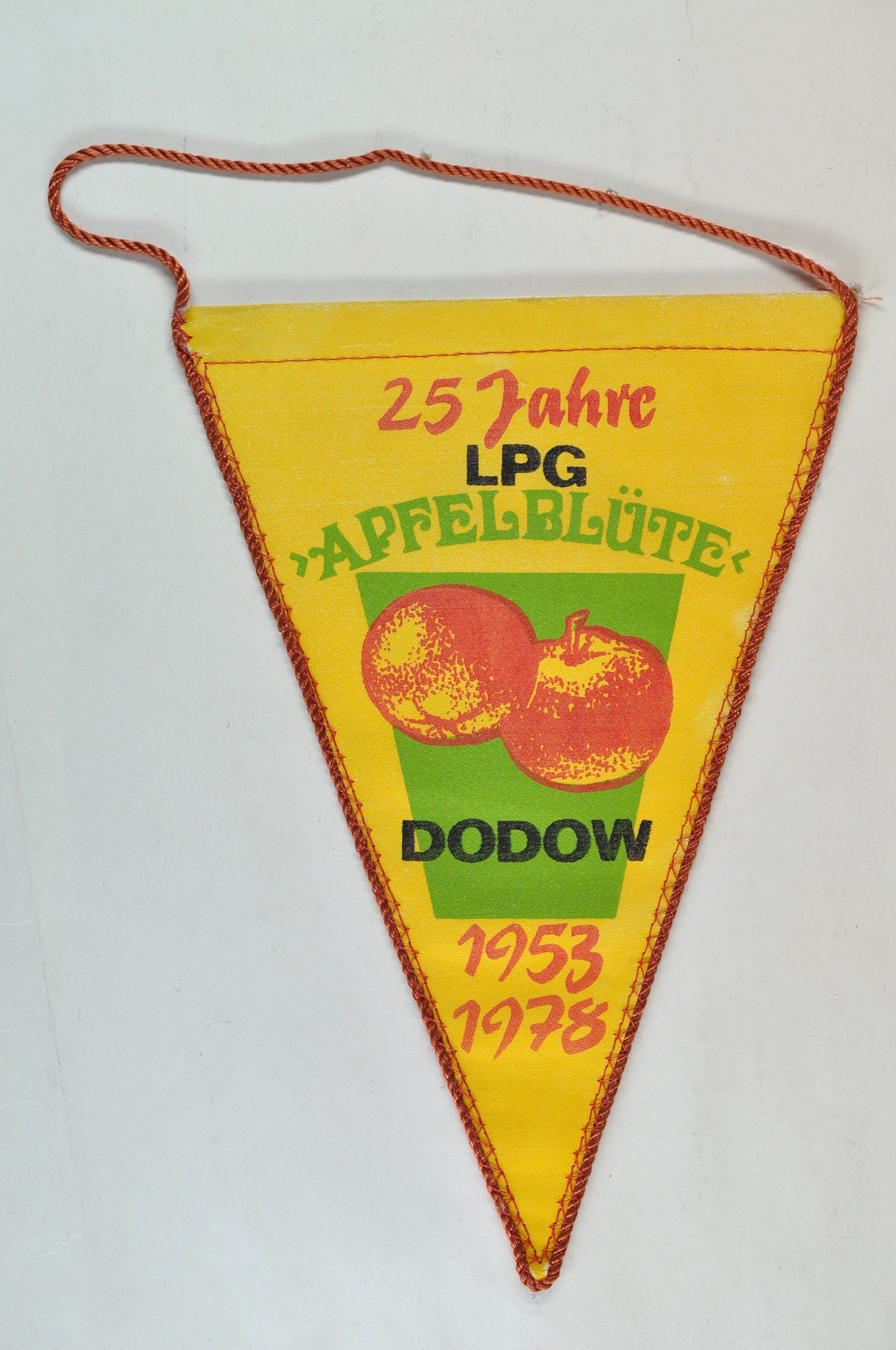 Wimpel: 25 Jahre LPG "Apfelblüte" Dodow (DDR Geschichtsmuseum im Dokumentationszentrum Perleberg CC BY-SA)