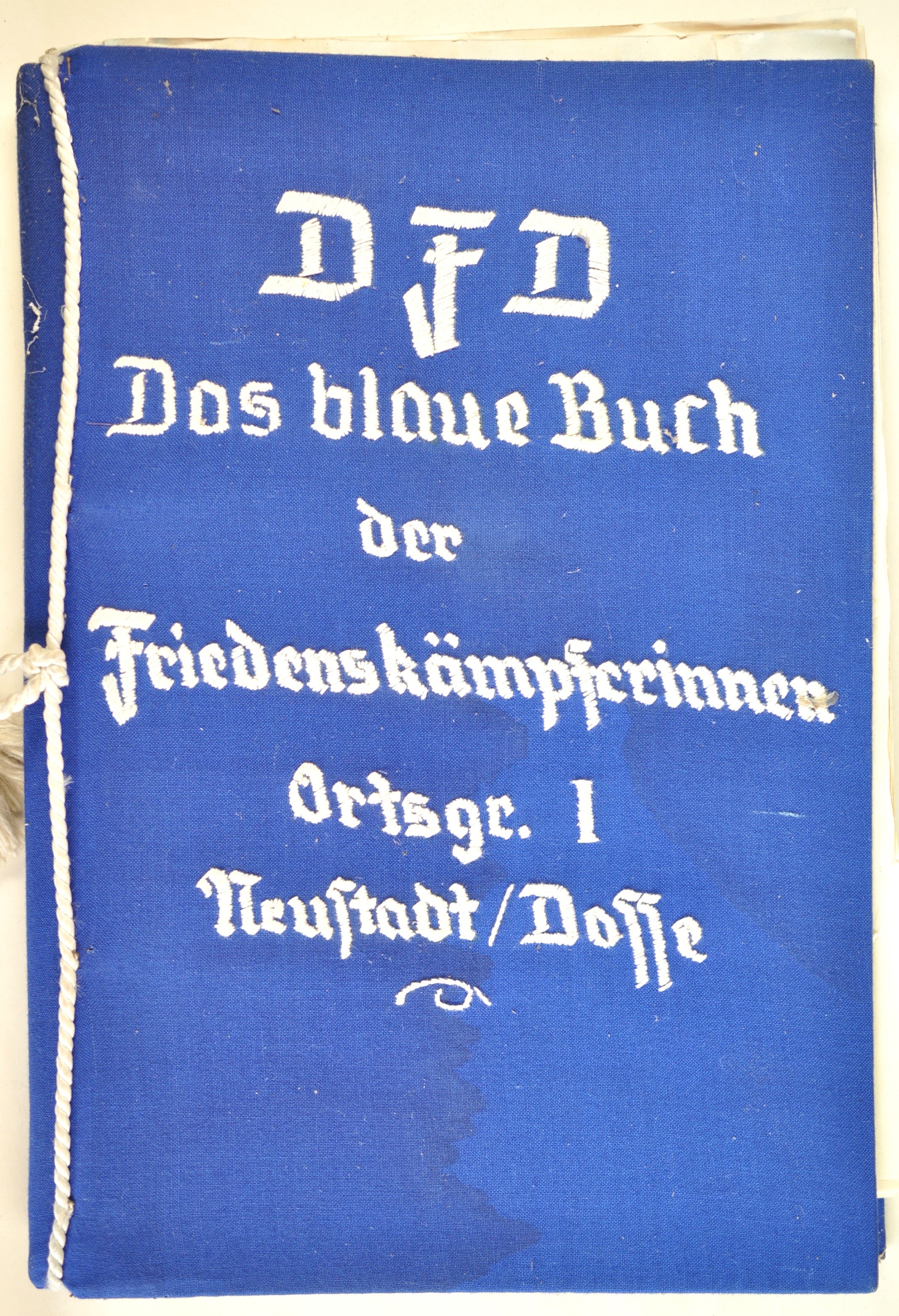 Buch: DFD. Das blaue Buch der Friedenskämpferinnen (DDR Geschichtsmuseum im Dokumentationszentrum Perleberg CC BY-SA)