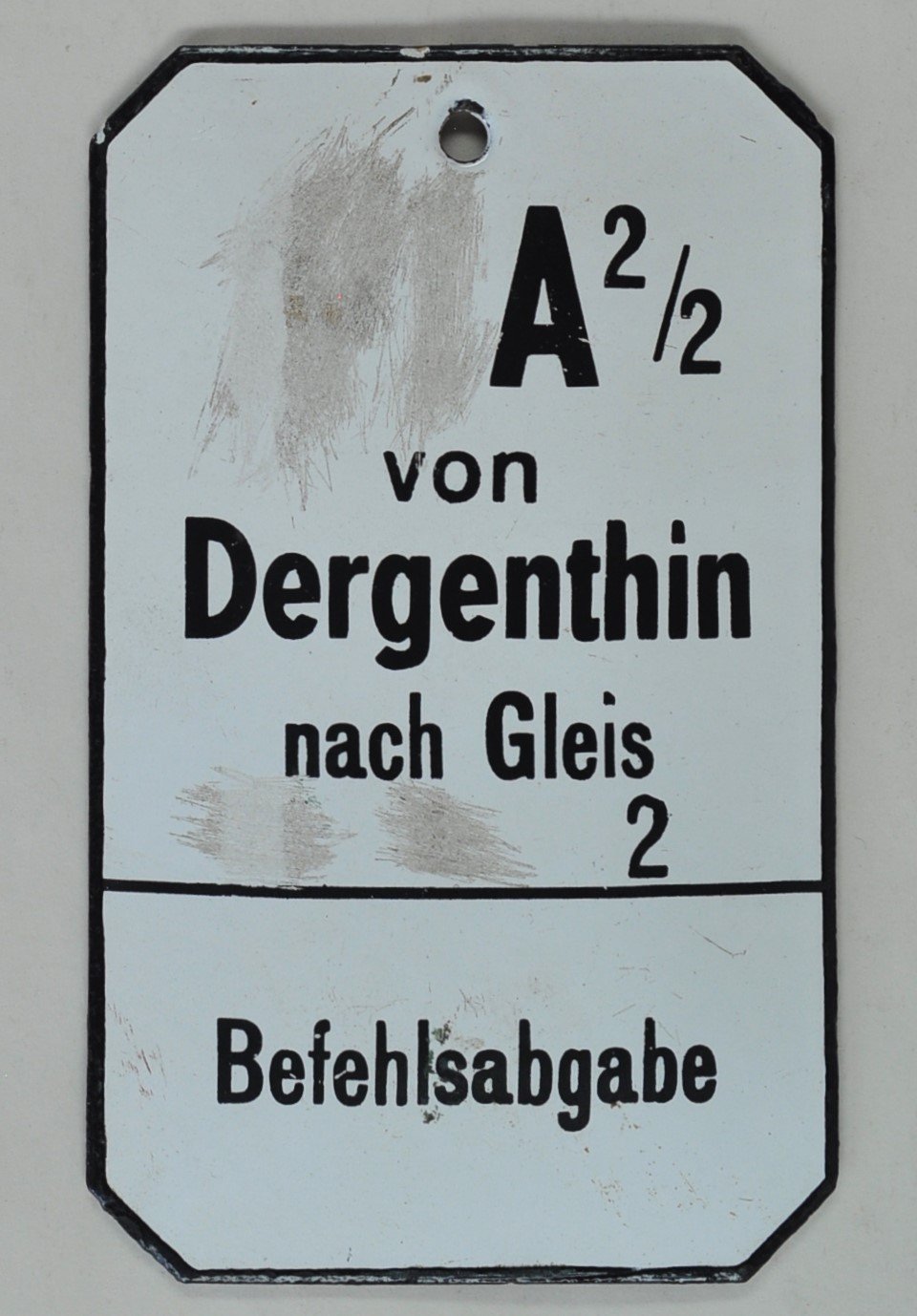 Schild der Reichsbahn: Dergenthin (DDR Geschichtsmuseum im Dokumentationszentrum Perleberg CC BY-SA)
