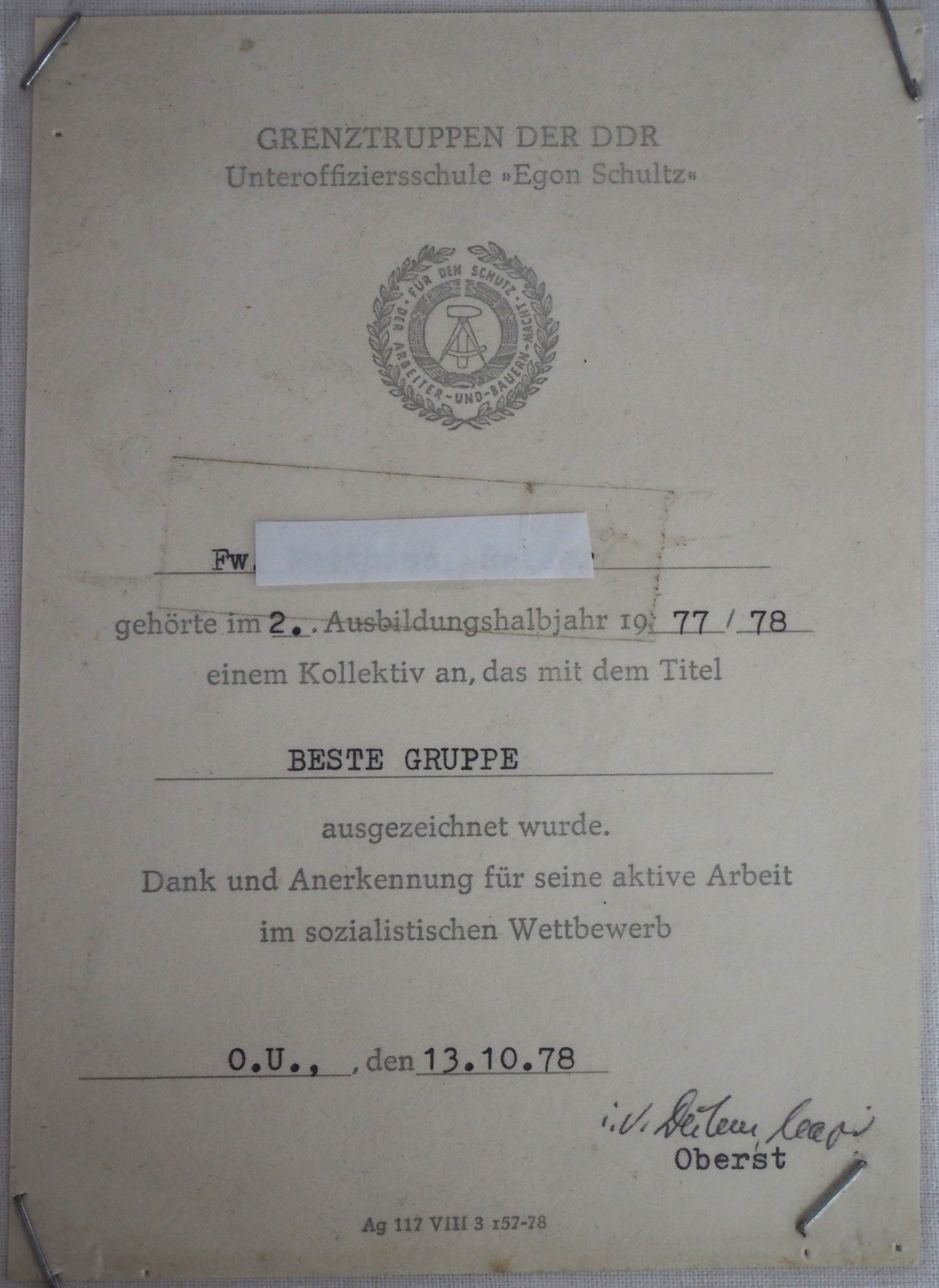 Urkunde: Auszeichnung für "Beste Gruppe" in der Unteroffiziersschule "Egon Schultz" (DDR Geschichtsmuseum im Dokumentationszentrum Perleberg CC BY-SA)