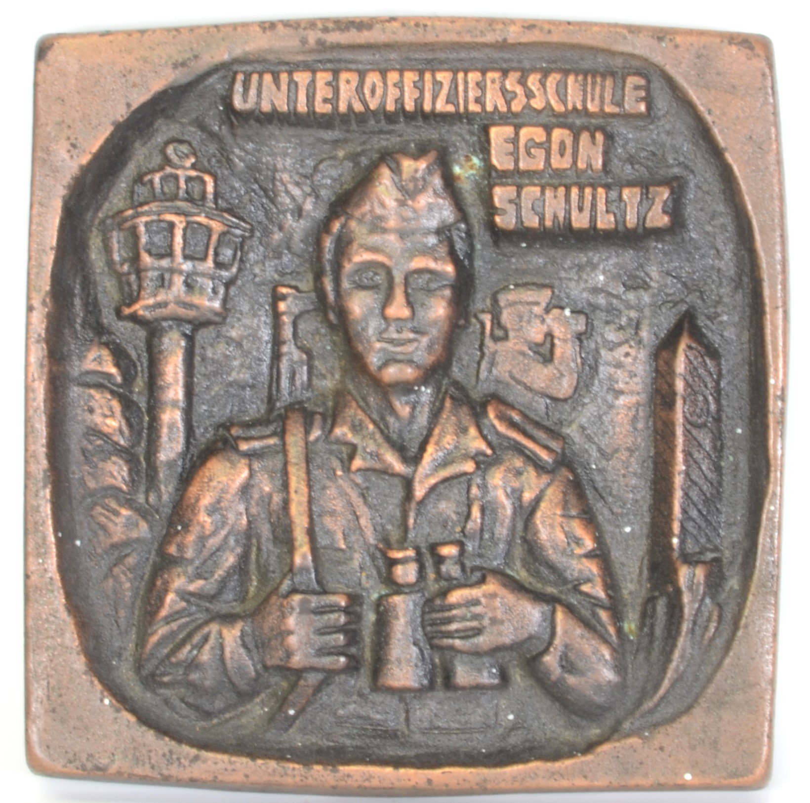 Plakette: Unteroffiziersschule "Egon Schultz" (DDR Geschichtsmuseum im Dokumentationszentrum Perleberg CC BY-SA)