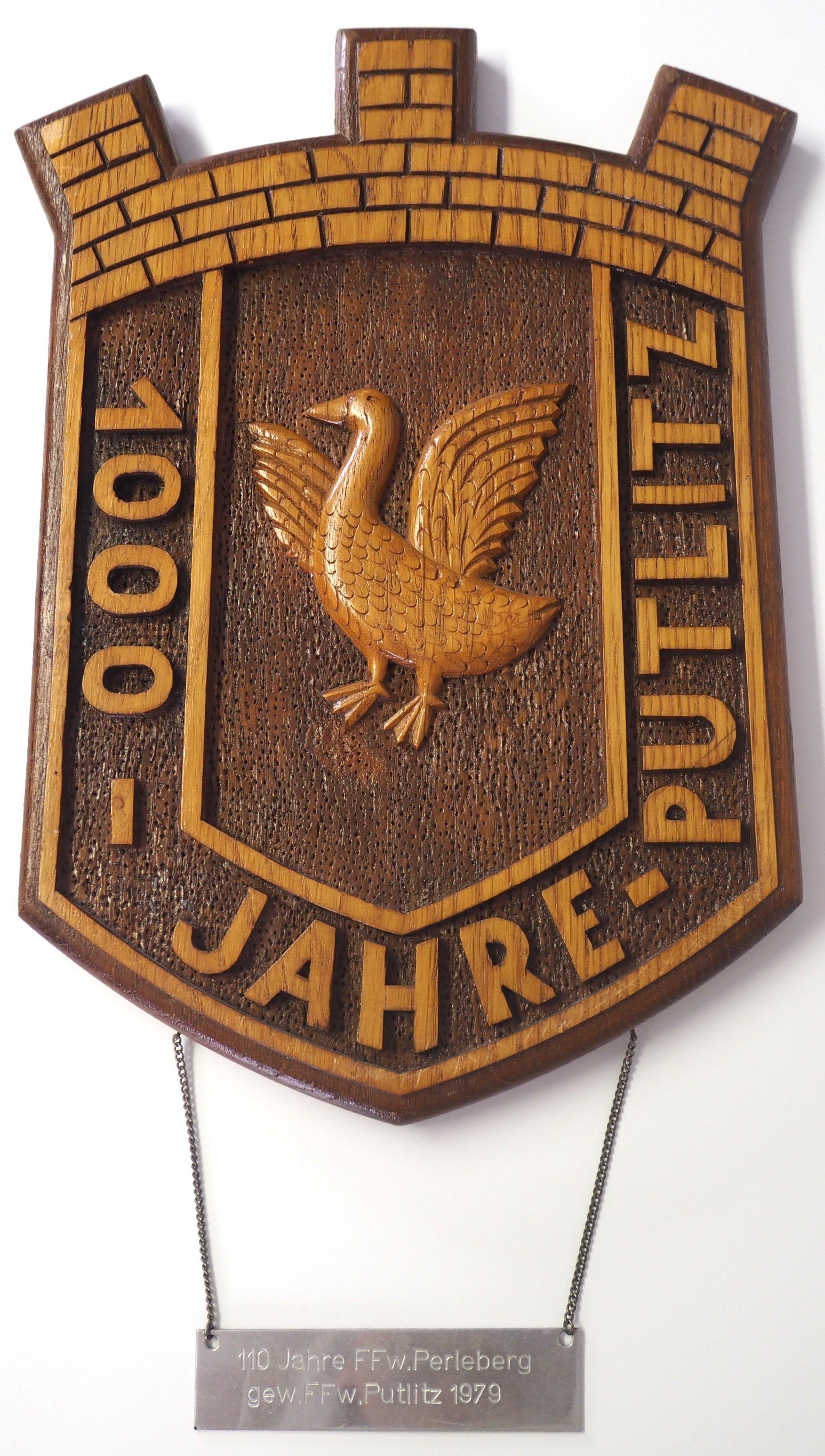 Geschenk der Freiwilligen Feuerwehr Putlitz zum 110. Geburtstag der FFw Perleberg (DDR Geschichtsmuseum im Dokumentationszentrum Perleberg CC BY-SA)