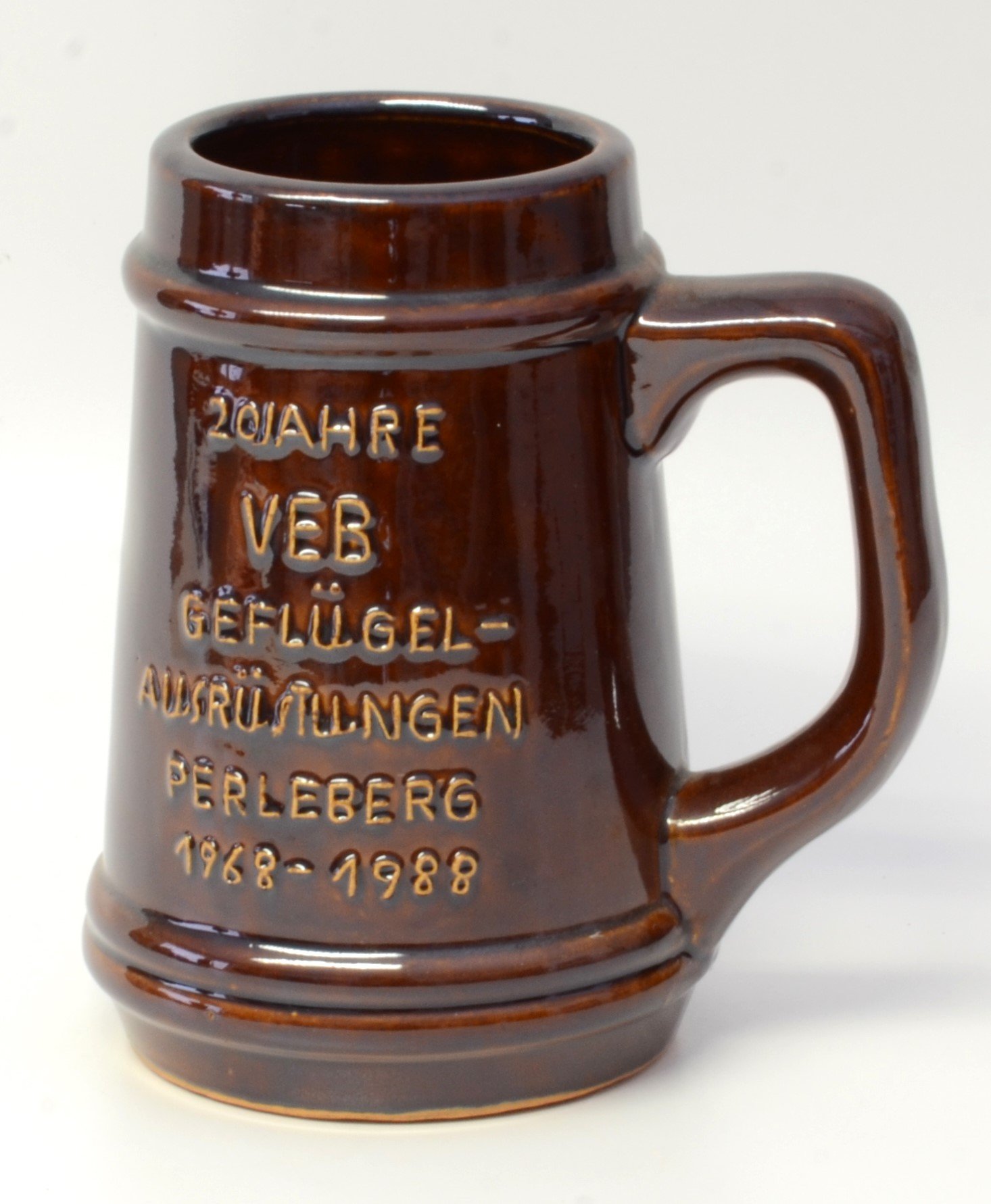 Bierhumpen: 20 Jahre VEB Geflügelausrüstungen Perleberg 1968-1988 (DDR Geschichtsmuseum im Dokumentationszentrum Perleberg CC BY-SA)