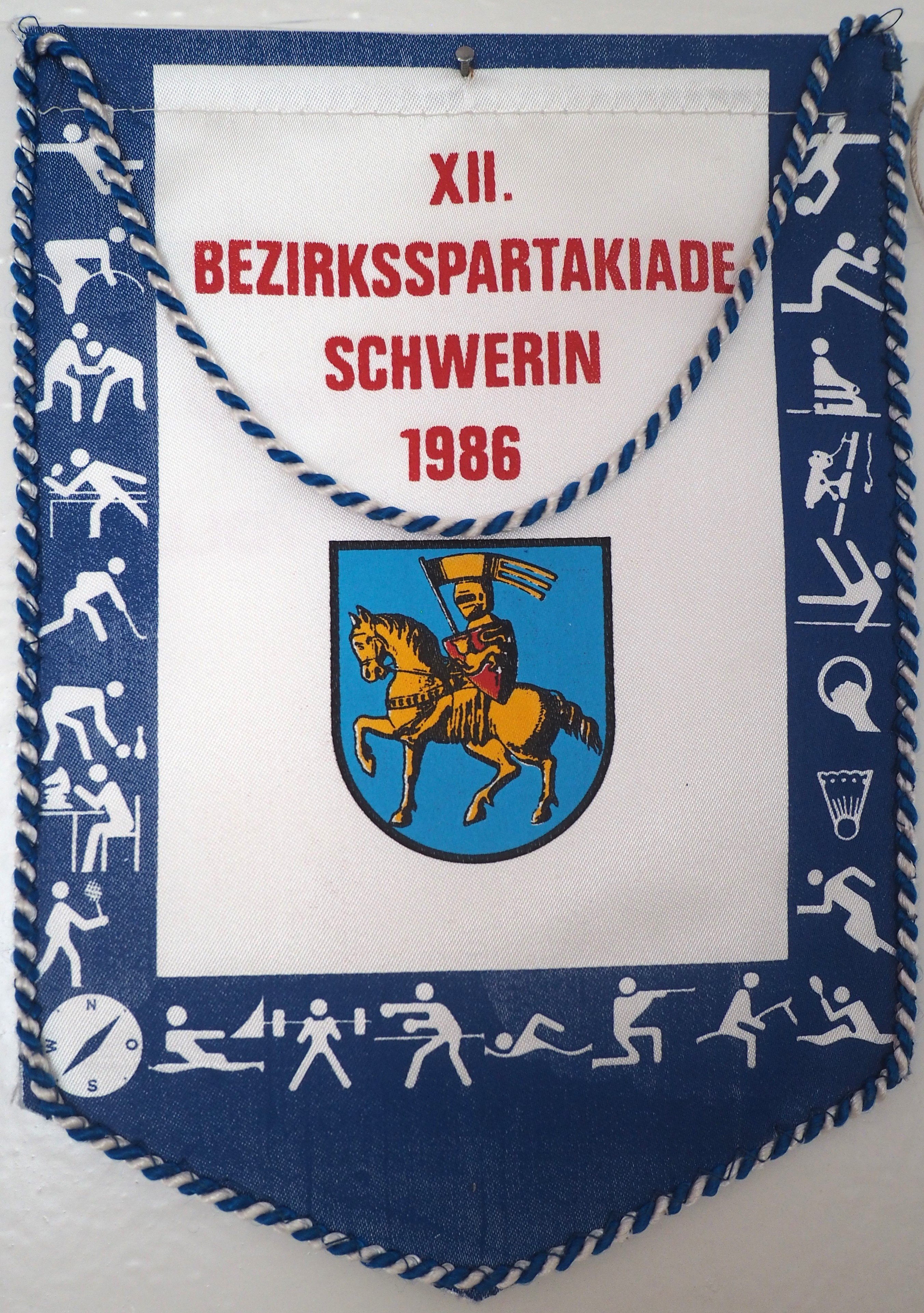 Wimpel: 12. Bezirksspartakiade Schwerin 1986 (DDR Geschichtsmuseum im Dokumentationszentrum Perleberg CC BY-SA)