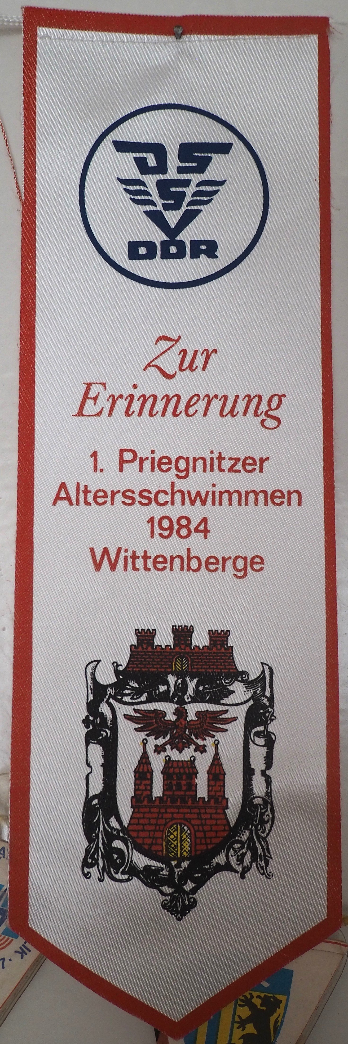 Wimpel: 1. Priegnitzer [sic] Altersschwimmen 1984 in Wittenberge (DDR Geschichtsmuseum im Dokumentationszentrum Perleberg CC BY-SA)