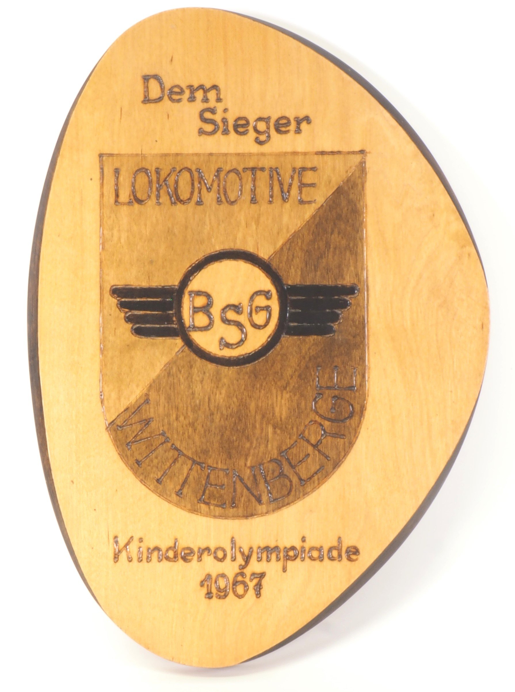 Plakette: Lokomotive BSG Wittenberge Kinderolympiade 1967 (DDR Geschichtsmuseum im Dokumentationszentrum Perleberg CC BY-SA)