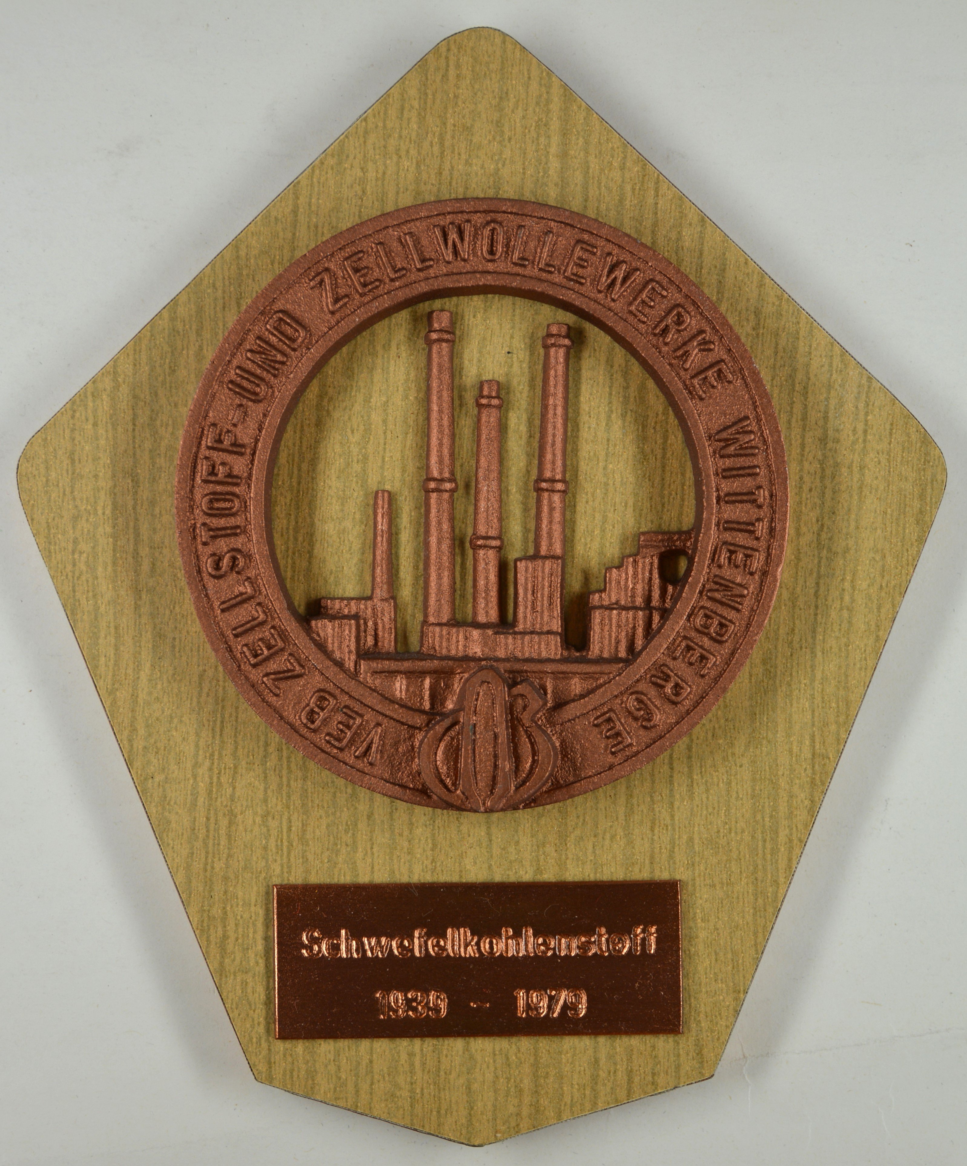 Plakette: VEB Zellstoff Schwefelkohlenstoff 1939-1979 (DDR Geschichtsmuseum im Dokumentationszentrum Perleberg CC BY-SA)