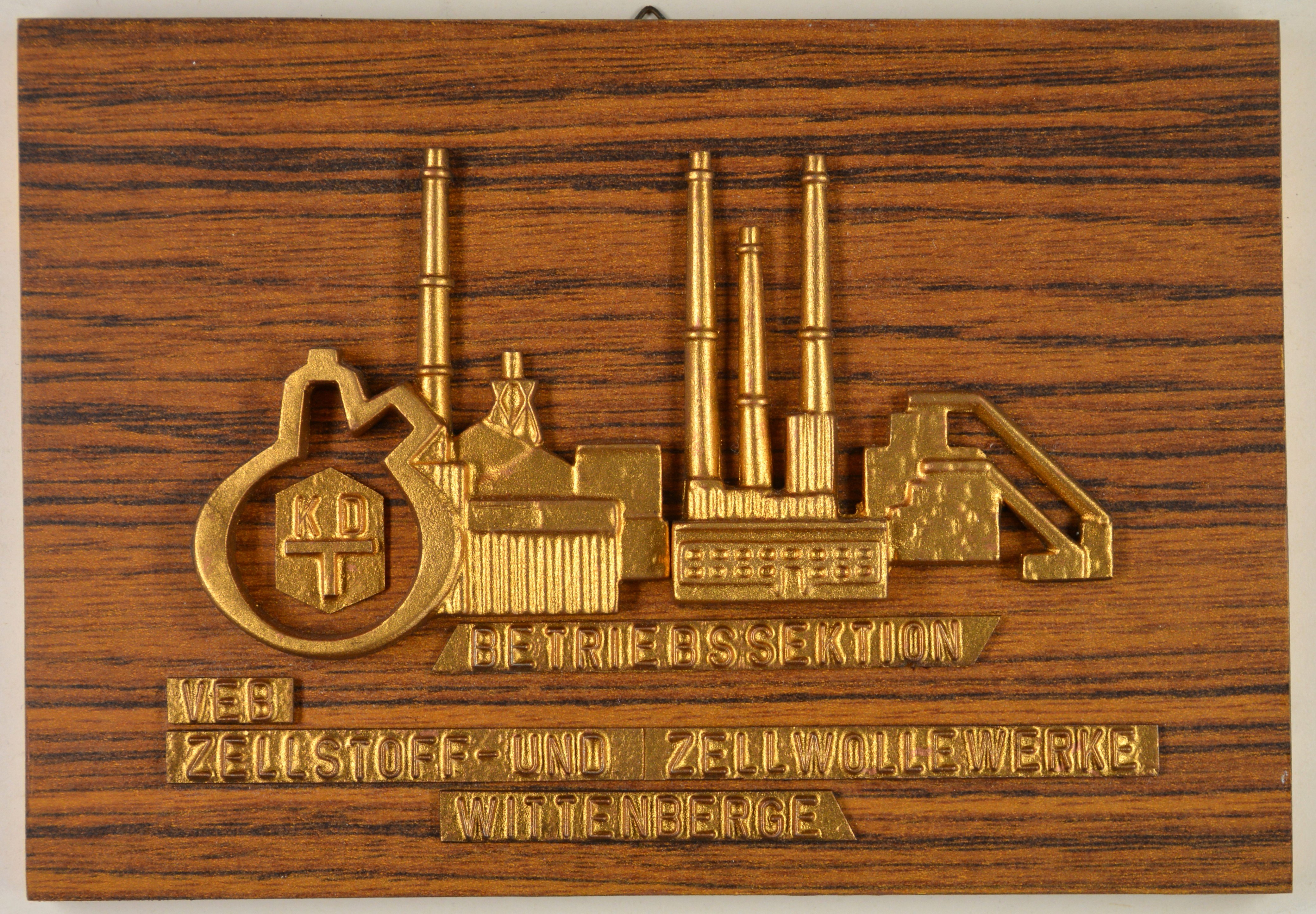 Plakette: VEB Zellstoff, Betriebssektion der Kammer der Technik (KDT) (DDR Geschichtsmuseum im Dokumentationszentrum Perleberg CC BY-SA)