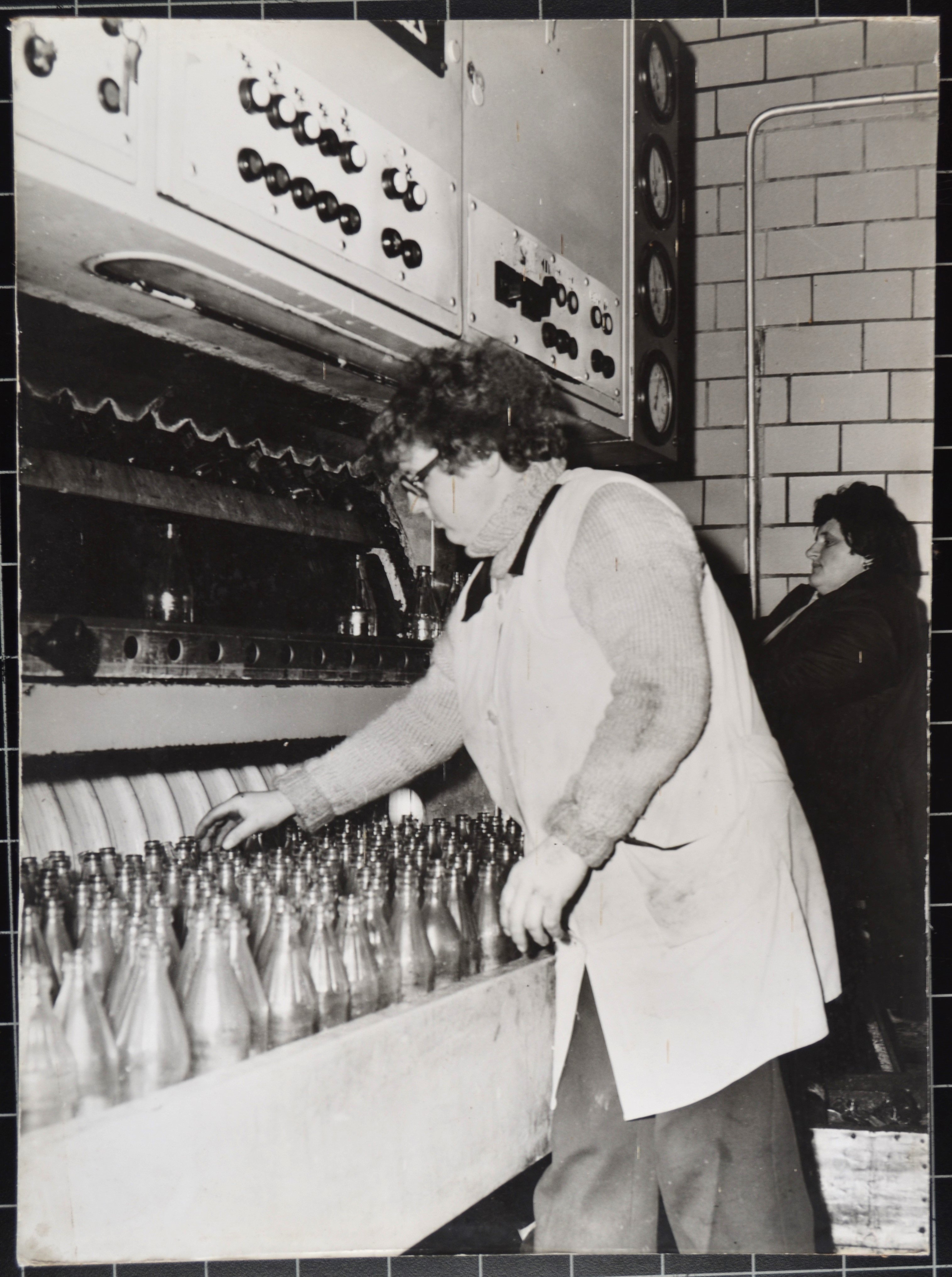 Getränkeproduktion: Arbeiterinnen an der Flaschenabfüllmaschine (DDR Geschichtsmuseum im Dokumentationszentrum Perleberg CC BY-SA)